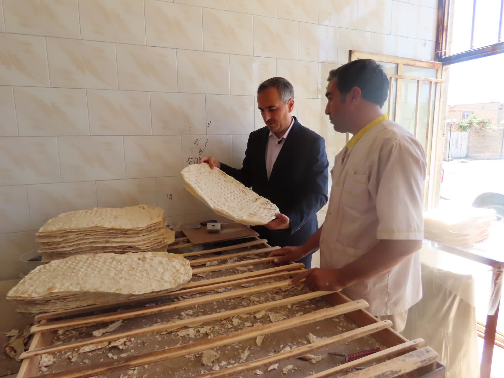 بازدید سرزده فرماندار از نانوایی روستای حسین بگلو