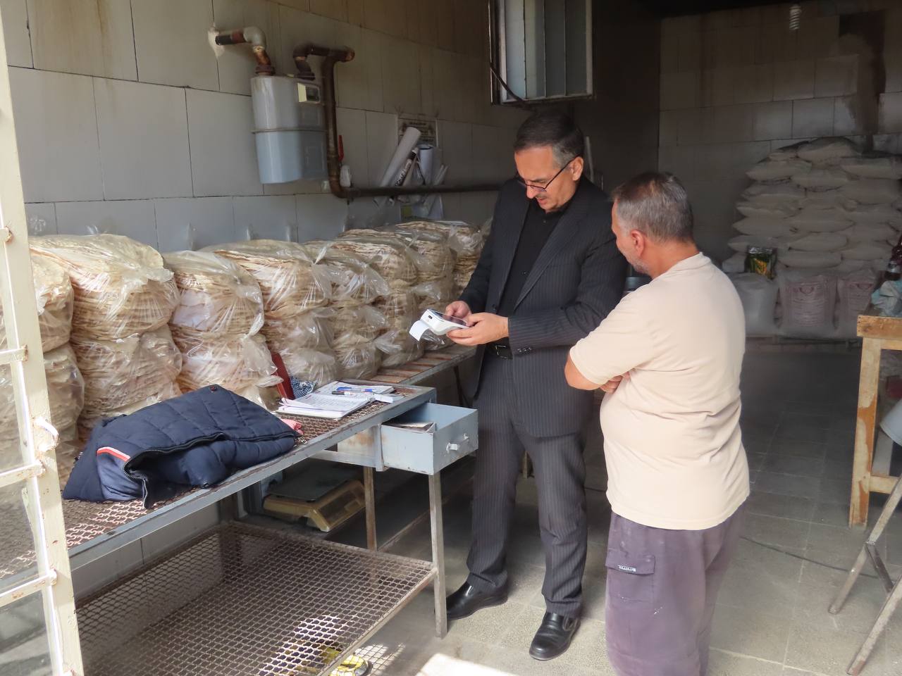 بازدید سرزده فرماندار از نانوایی روستای تاج خاتون