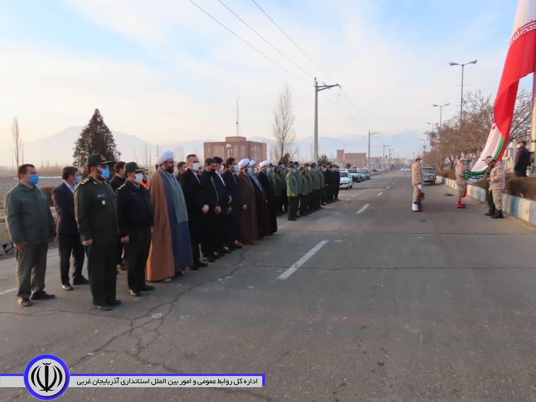 مراسم صبحگاه مشترک نیروهای نظامی ، انتظامی و بسیج در شهرستان چایپاره برگزار شد.