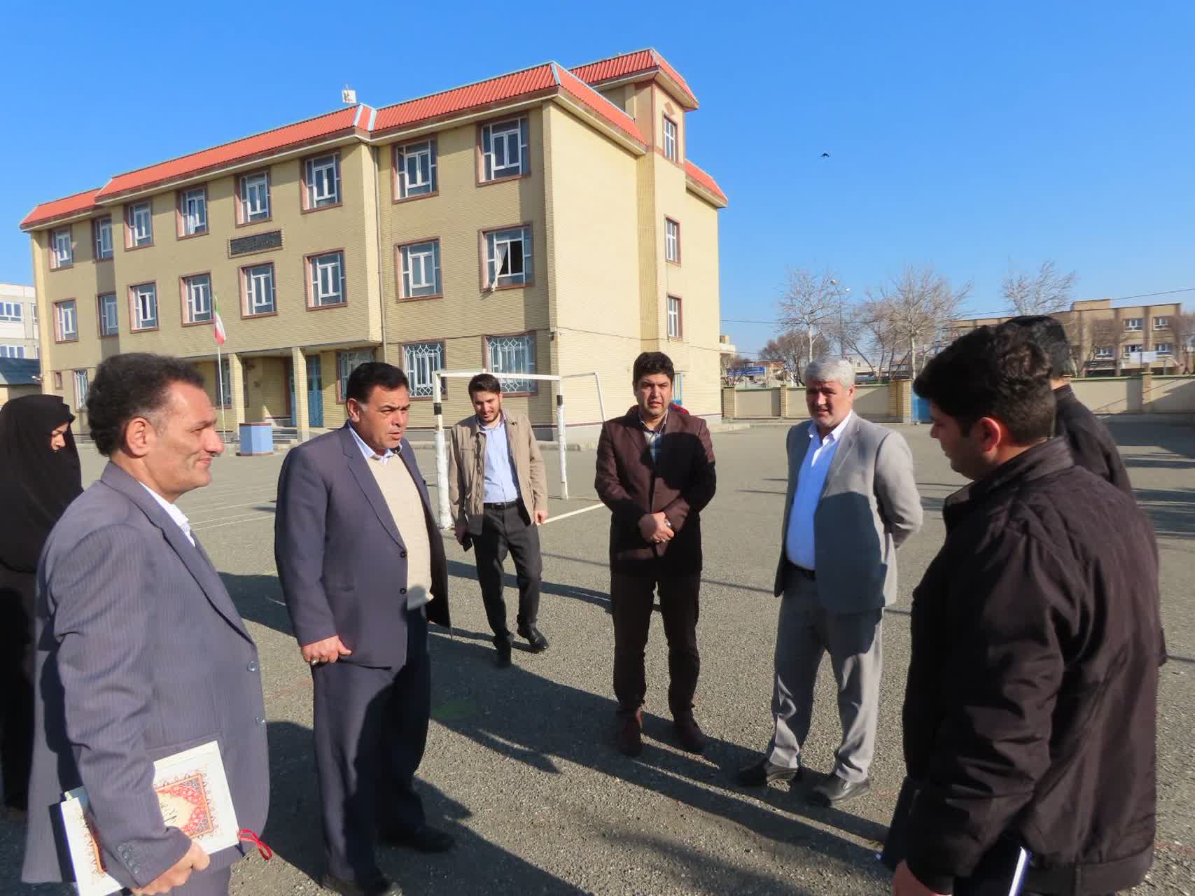 بازدید فرماندار چایپاره از دبیرستان دخترانه معرفت