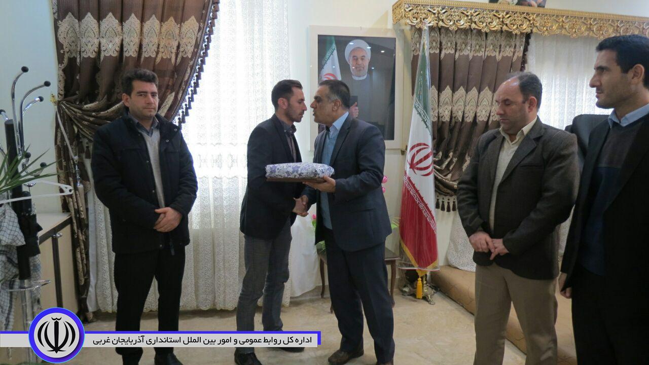 مراسم تجلیل از قهرمان و افتخار آفرین رشته ورزشی دو میدانی شهرستان چایپاره درمسابقات آسیایی برگزار شد.