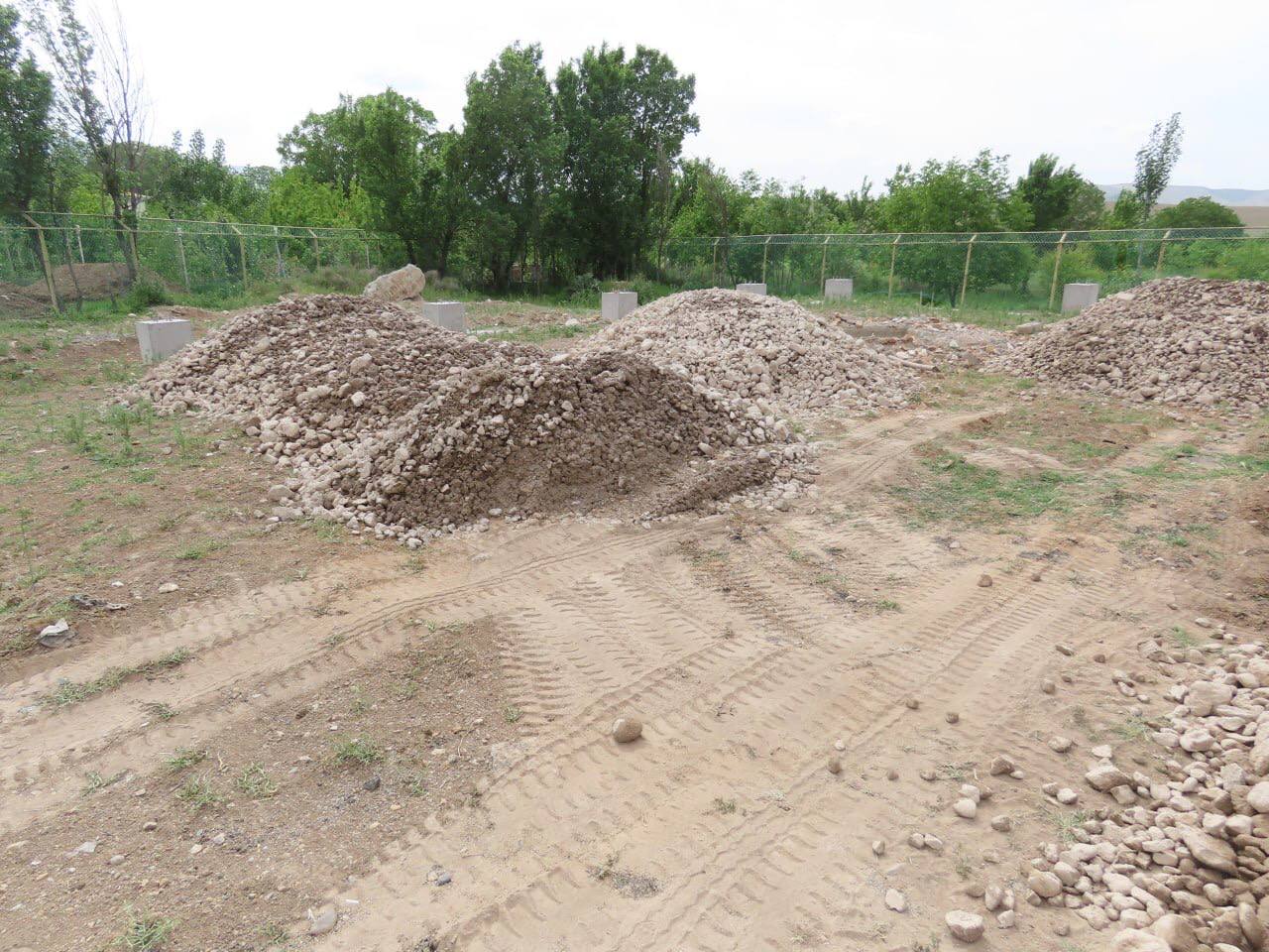 بازدید فرماندار چایپاره و مدیرکل ورزش و جوانان استان از اجرای عملیات عمرانی سالن ورزشی روستای چورس