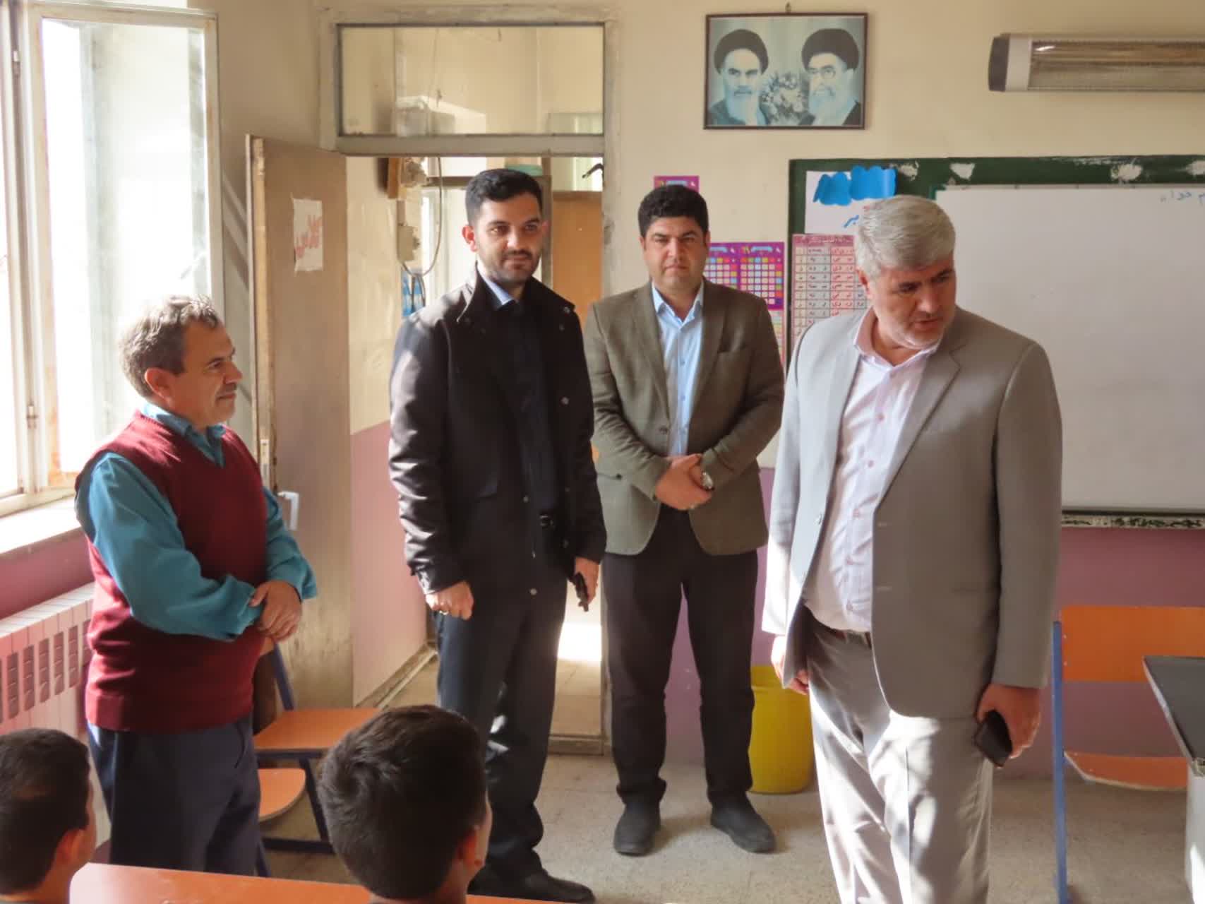 بازدید فرماندار شهرستان چایپاره از دبستان 12 بهمن روستای بالا کهریز