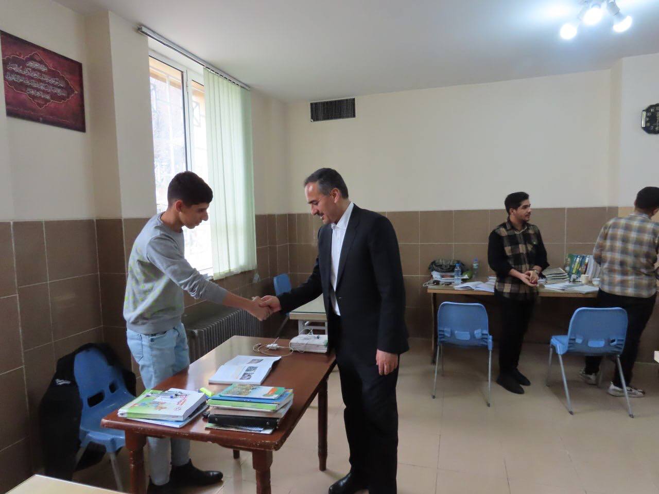 بازدید فرماندار چایپاره از کتابخانه عمومی شهرستان