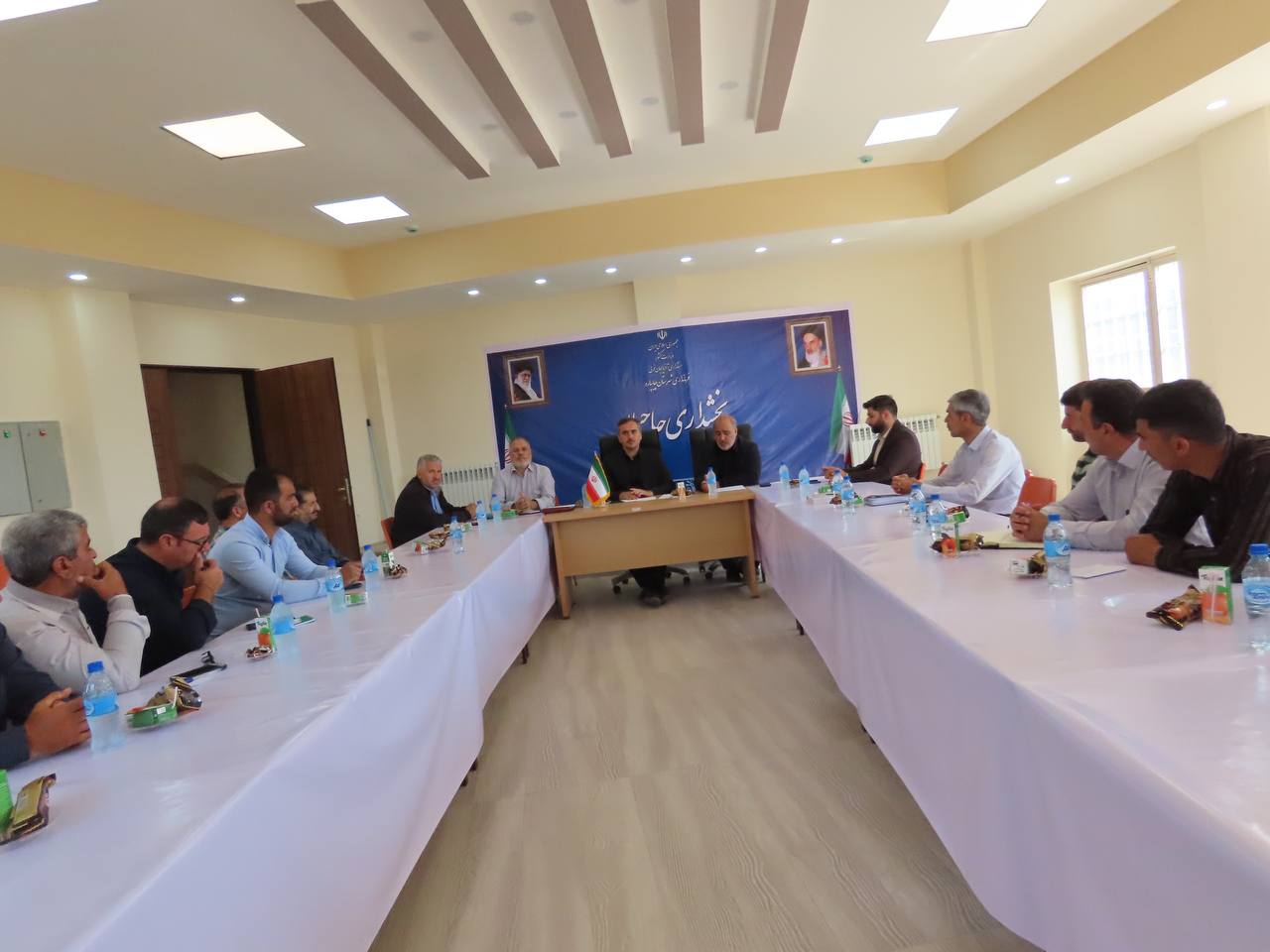 نشست هماندیشی فرماندار شهرستان چایپاره با دهیاران بخش حاجیلار