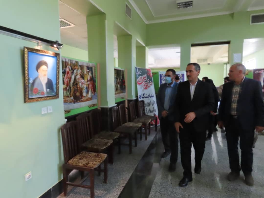 بازدید فرماندار شهرستان چایپاره از نمایشگاه دستاورد های فرهنگی