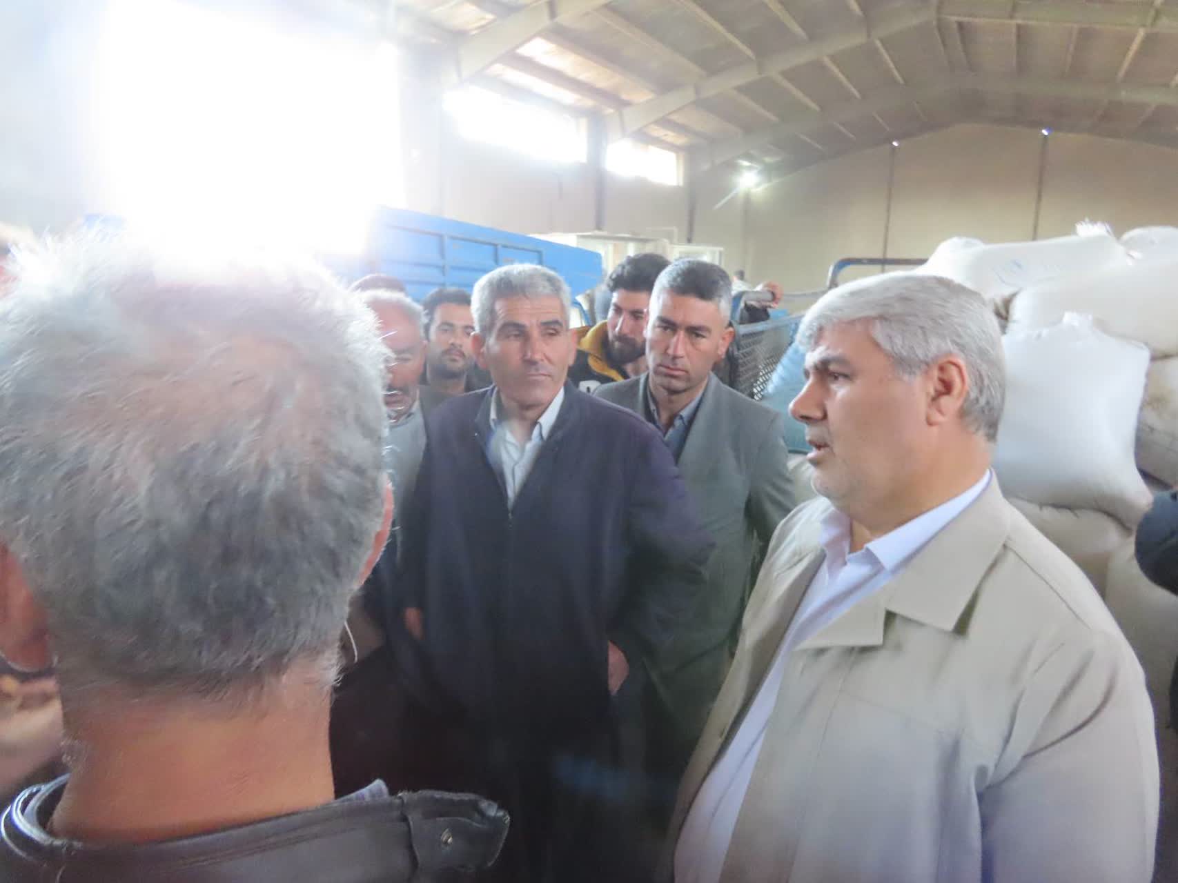 بازدید سرزده فرماندار چایپاره از روند توزیع نهاده‌های دامی