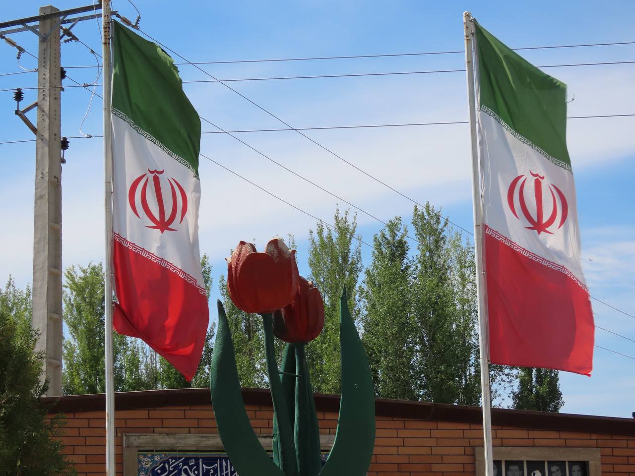 غبار روبی و عطرافشانی گلزار شهدای شهرستان چایپاره