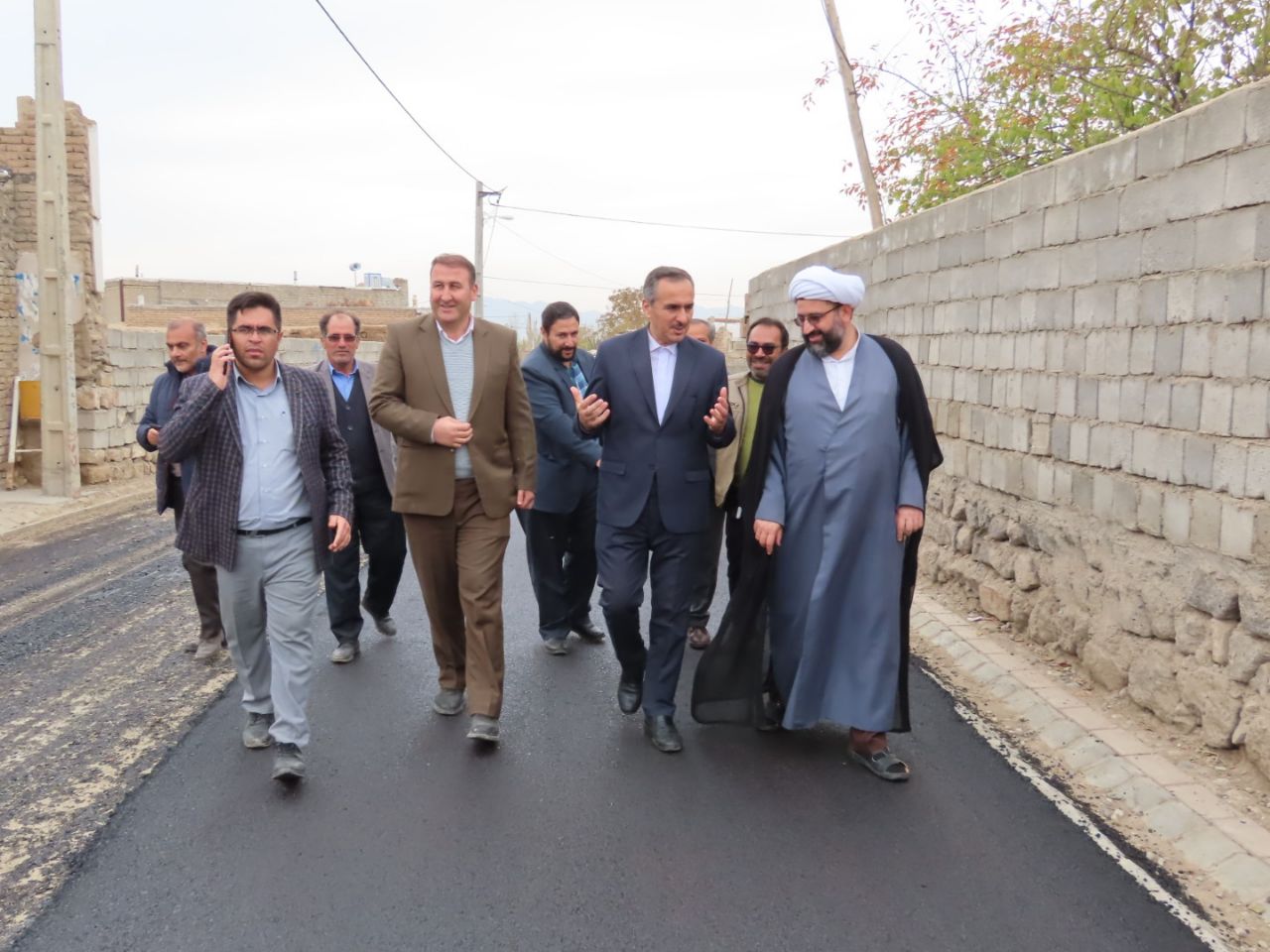 بازدید میدانی فرماندار شهرستان چایپاره از آسفالت ریزی معابر روستای دیزج حاتم خان
