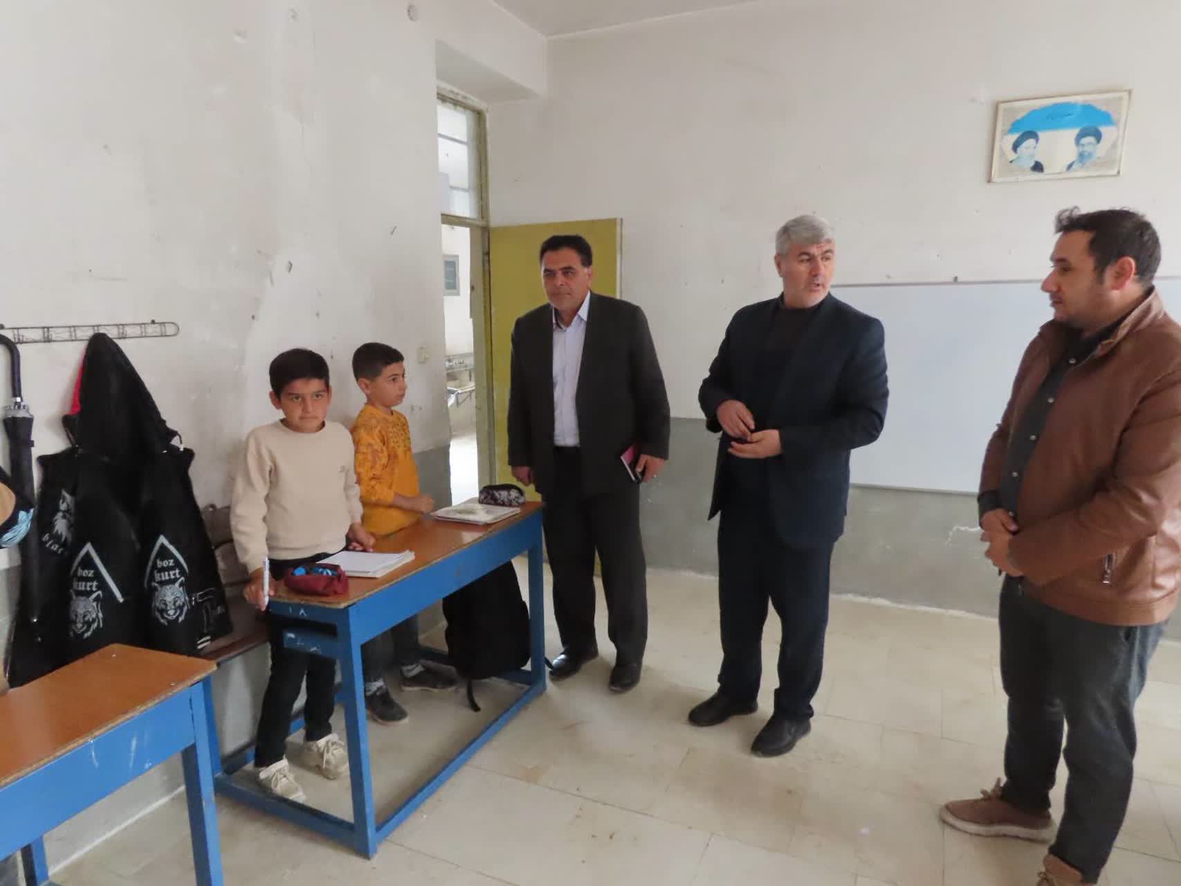 بازدید فرماندار شهرستان چایپاره از دبستان شهید اصغری روستای حاج احمد کندی