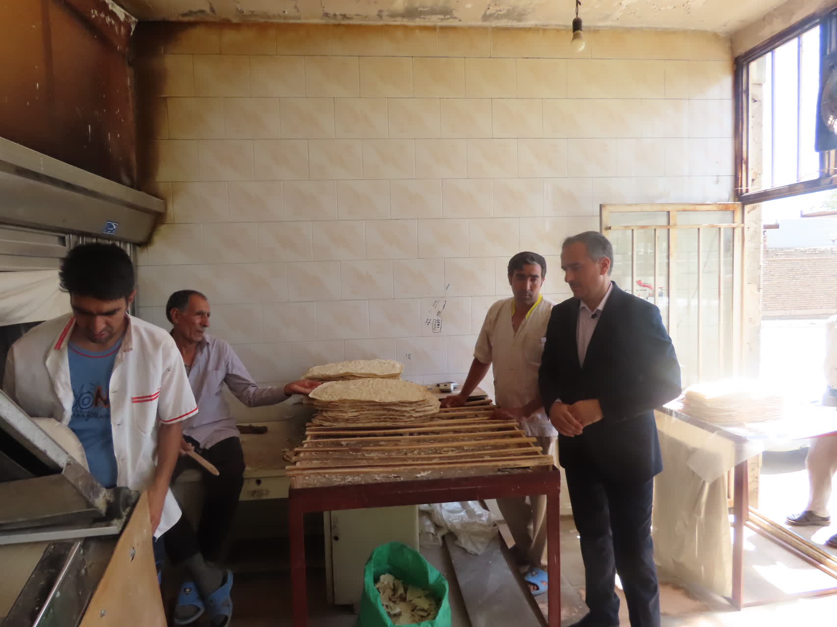 بازدید سرزده فرماندار از نانوایی روستای حسین بگلو
