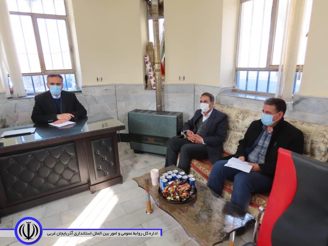 بازدید شکورزاده فرماندار شهرستان چایپاره به همراه جمعی از روساء و مدیران ادارات و نهادها و کارشناسان ذیربط از واحد تولیدی یونولیت/صفا فوم چایپاره