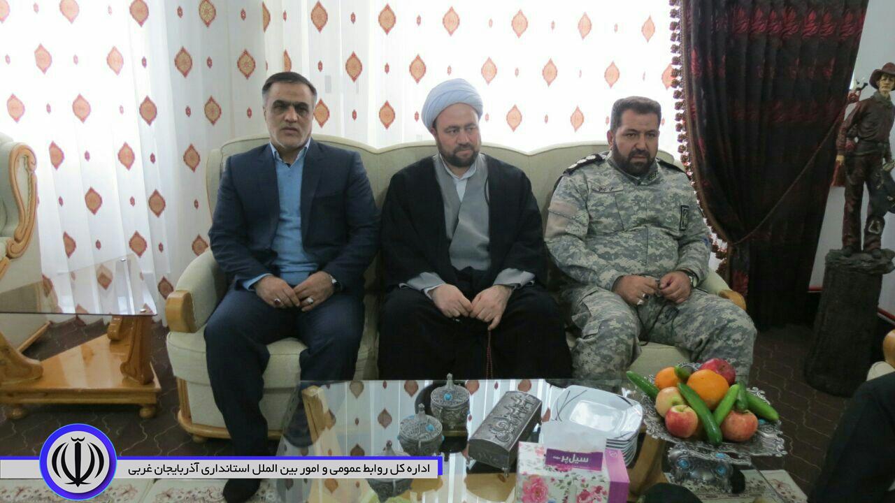 دیدار فرماندار به همراه اعضای شورای تامین شهرستان با خانواده معظم شهدا به مناسبت دهه مبارک فجر درشهرستان چایپاره