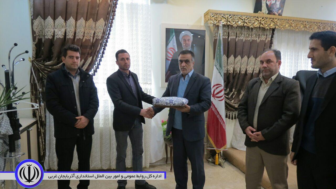 مراسم تجلیل از قهرمان و افتخار آفرین رشته ورزشی دو میدانی شهرستان چایپاره درمسابقات آسیایی برگزار شد.