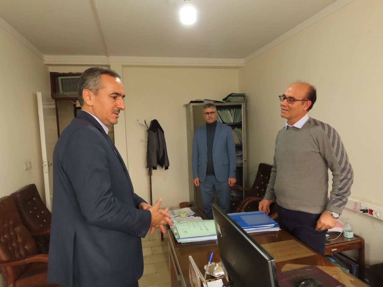 بازدید سرزده فرماندار شهرستان چایپاره از دستگاههای اجرایی برای بررسی خدماترسانی به مردم