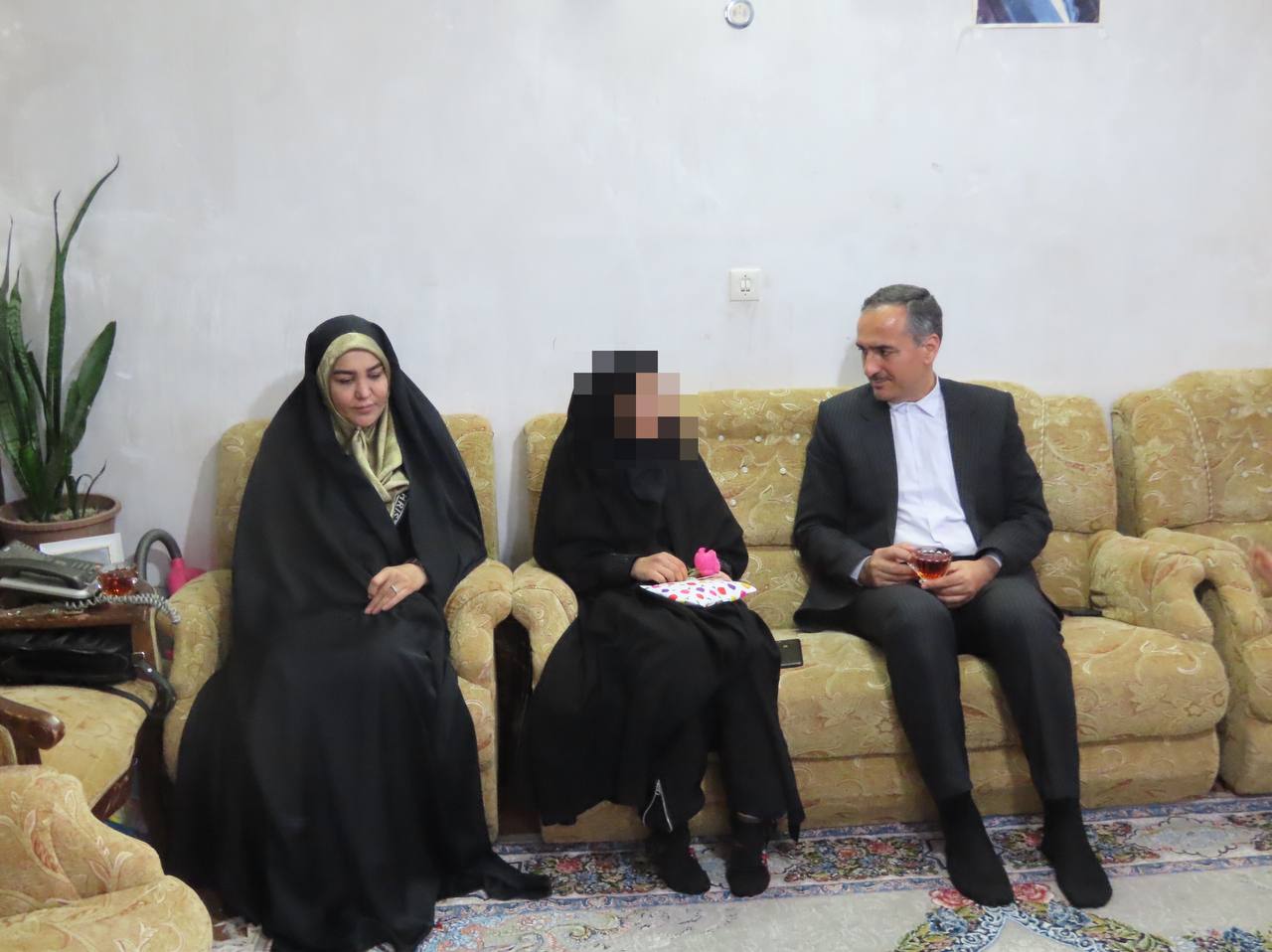 دیدار فرماندار با ولی نعمت دختر نهاد بهزیستی