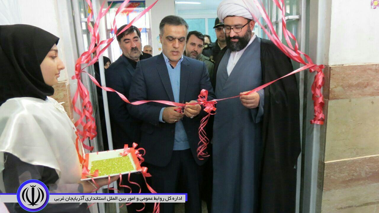 افتتاح نمایشگاه آثار هنری ودستی دانش آموزی به مناسبت دهه مبارک فجر درشهرستان چایپاره برگزارشد.