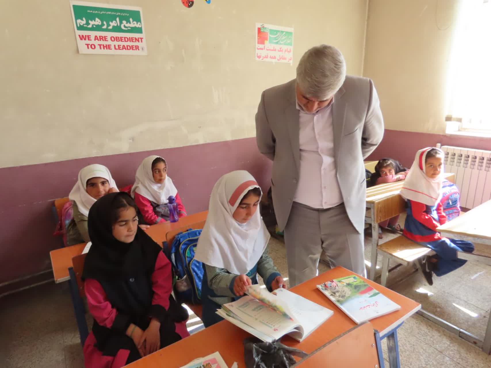 بازدید فرماندار شهرستان چایپاره از دبستان 12 بهمن روستای بالا کهریز