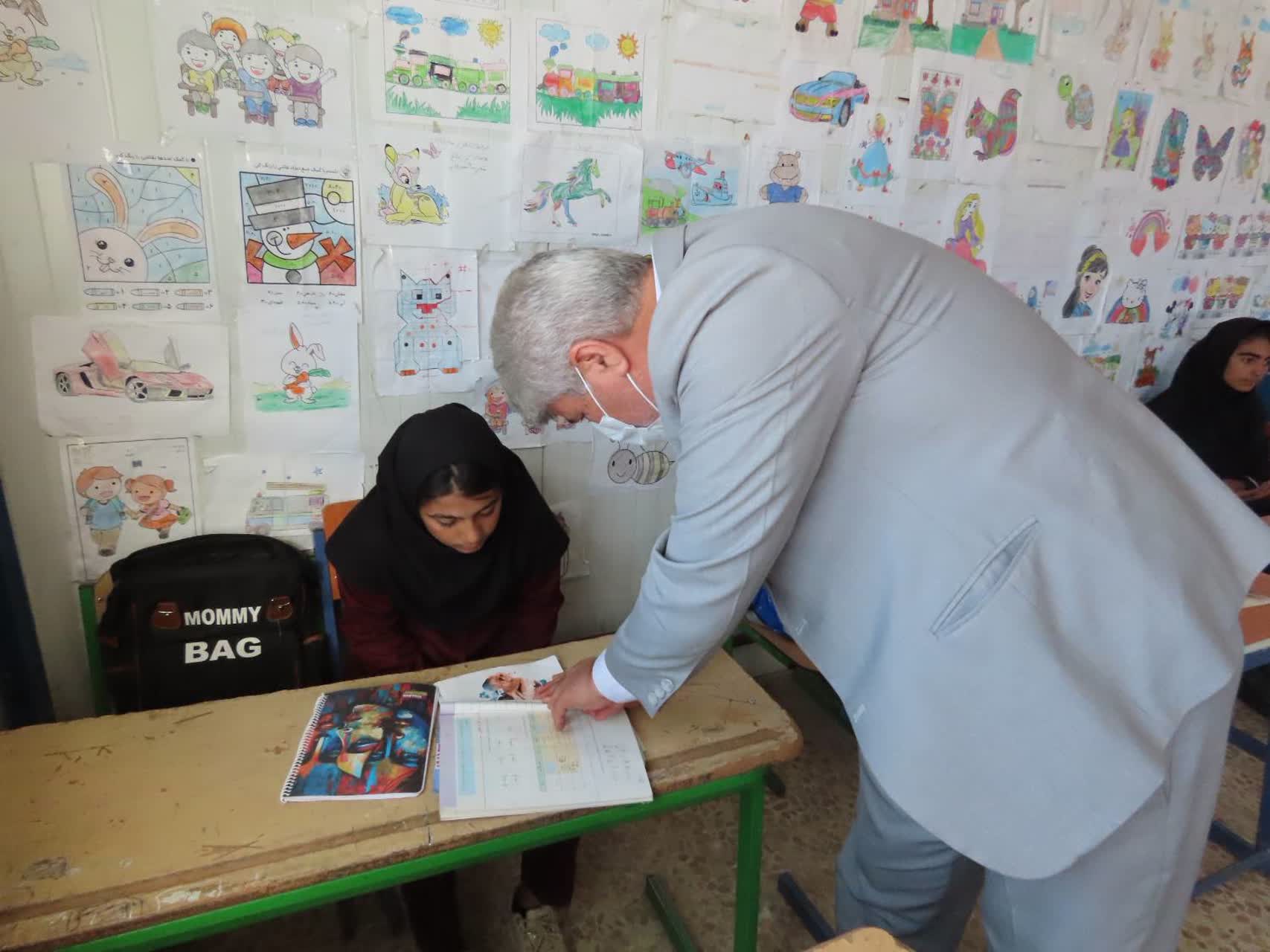 بازدید فرماندار شهرستان چایپاره از دبستان شهید مدنی روستای کورابلاغ