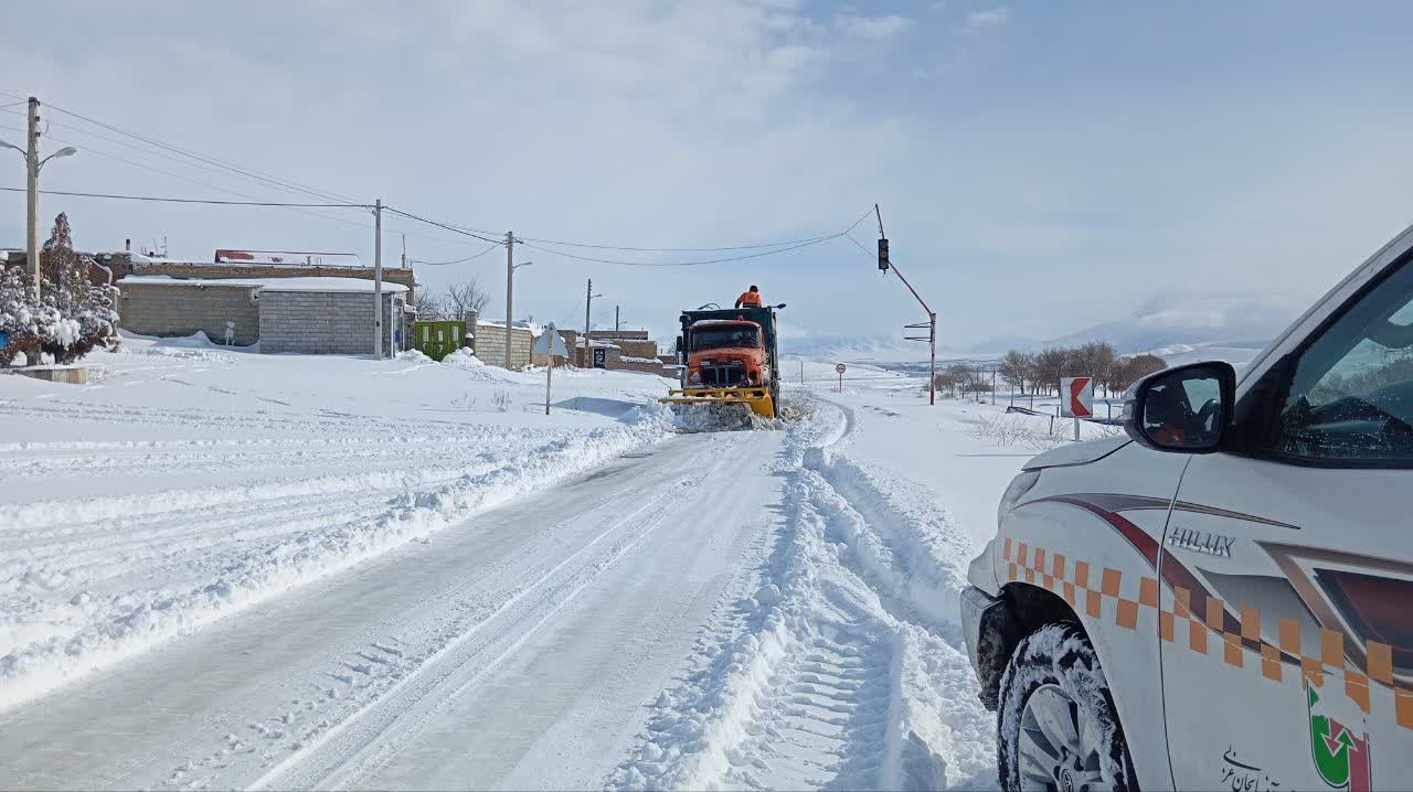 اجرای عملیات برفروبی و بازگشایی جاده های اصلی و فرعی شهرستان توسط راهداران زحمت کش اداره راهداری و حمل و نقل جاده ای چایپاره