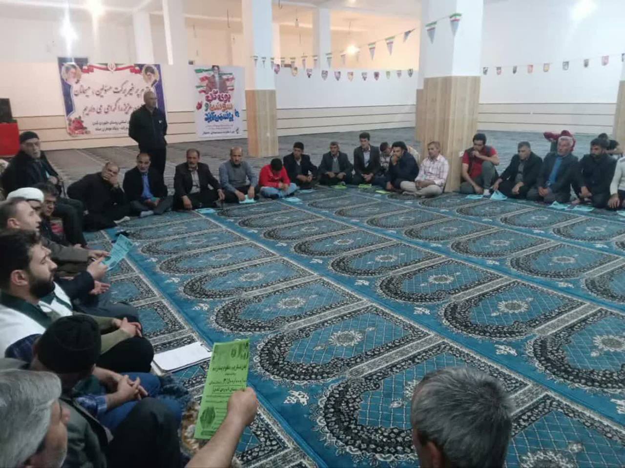 دیدار چهره به چهره مدیر بنیاد مسکن انقلاب اسلامی به همراه کارشناسان و ناظرین فنی روستایی شهرستان چایپاره