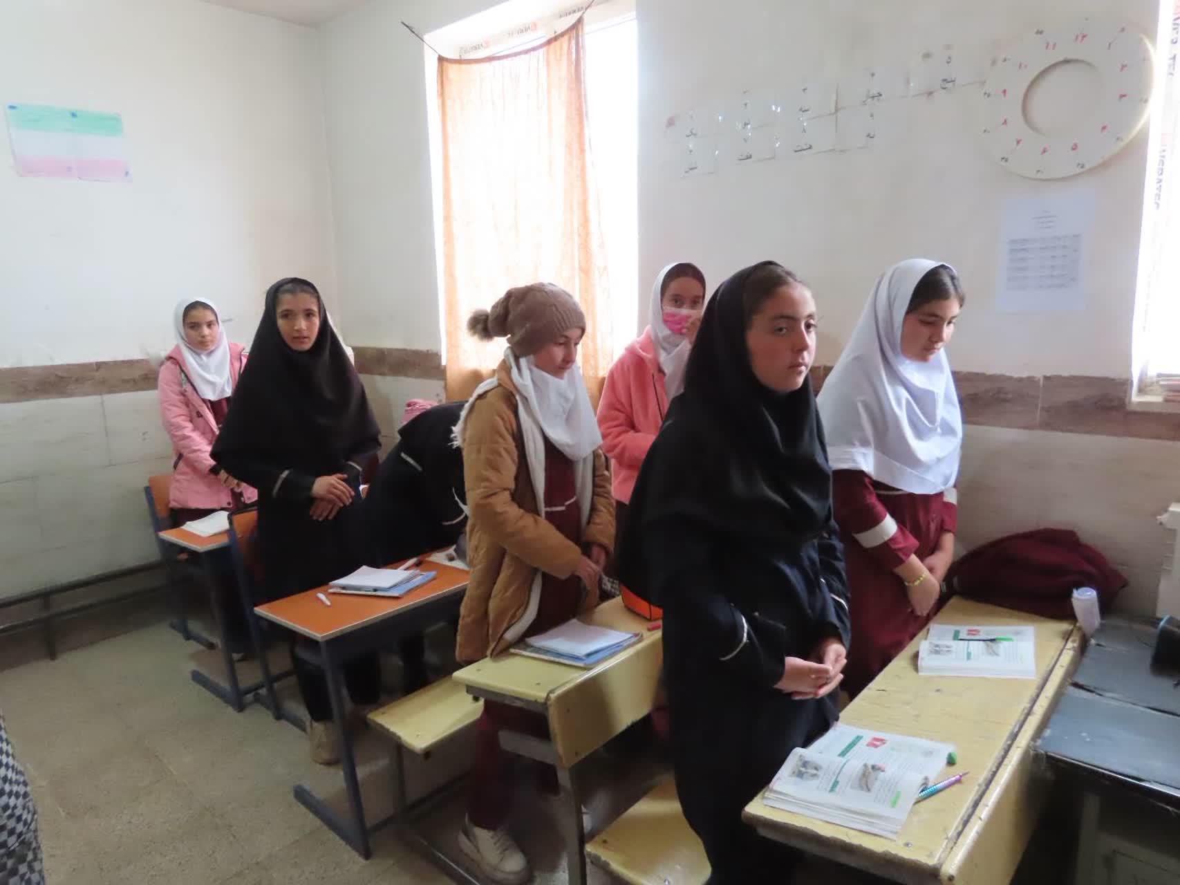 بازدید فرماندار شهرستان چایپاره از دبستان امین روستای طاهر آباد