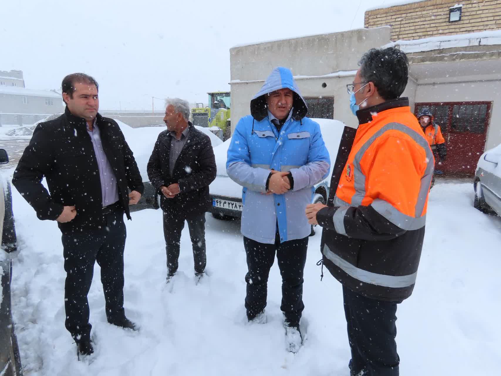 بازدید فرماندار چایپاره از عملیات بازگشایی و برف روبی جاده های اصلی و فرعی شهرستان