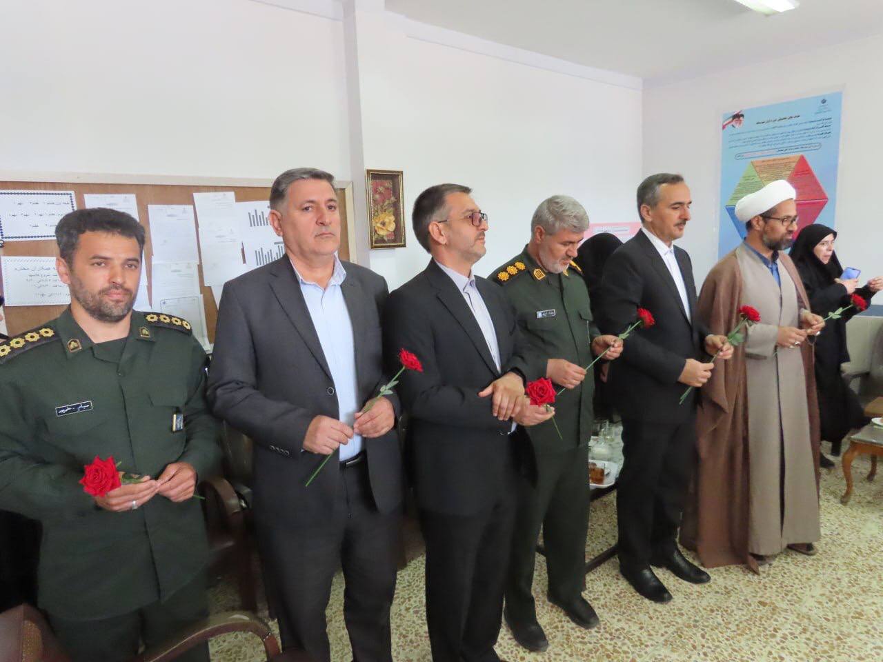 تبریک روز معلم به دبیران دبیرستان کوثر