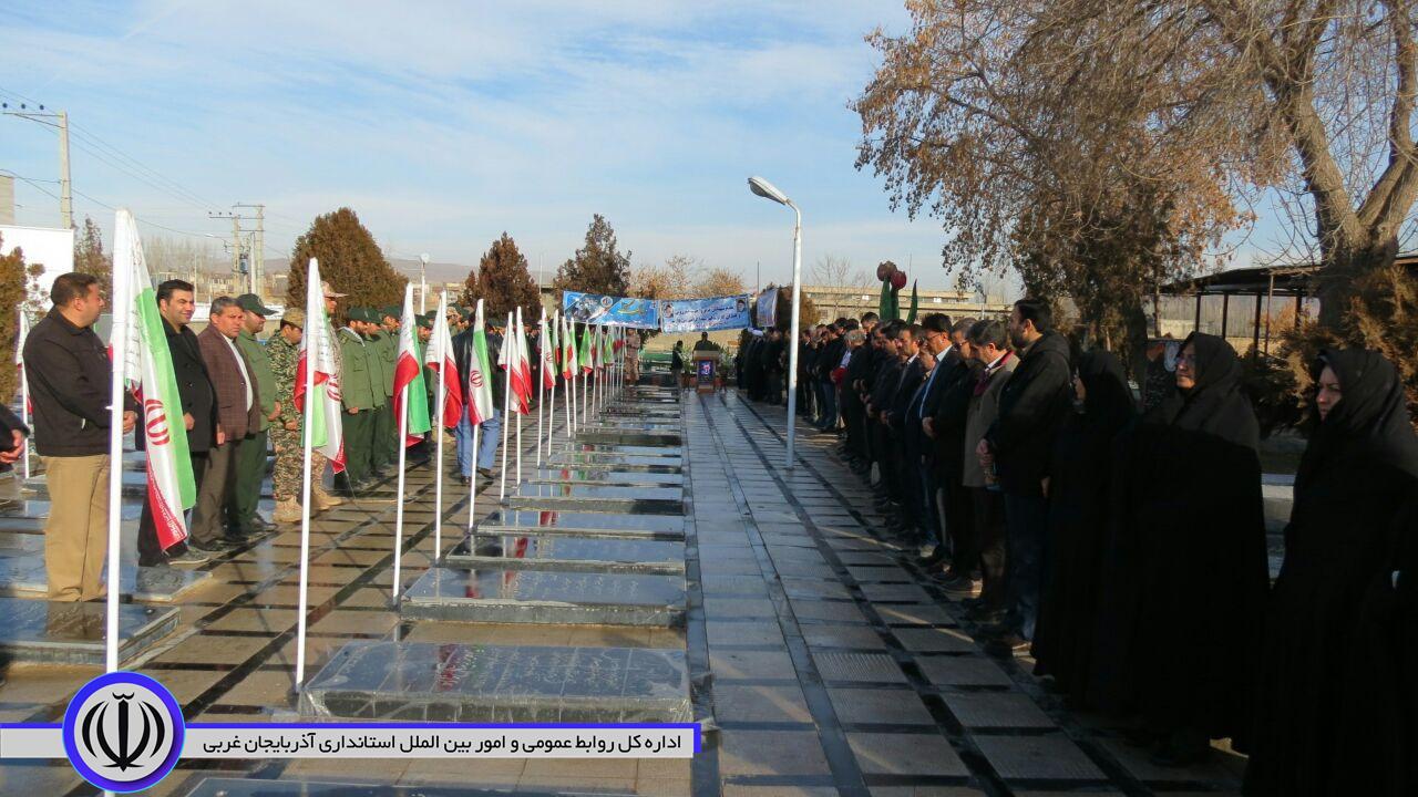 همزمان با ششمین روز از دهه مبارک فجر عطرافشانی وغباروبی مزار شهدای شهرستان چایپاره
