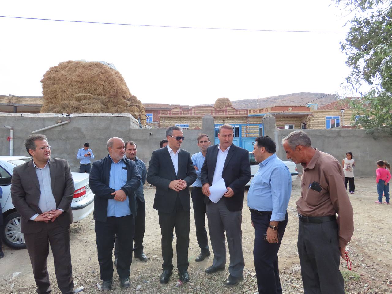 بازدید میدانی فرماندار از محل زمین احداث خانه بهداشت و چمن مصنوعی روستای بابل آباد