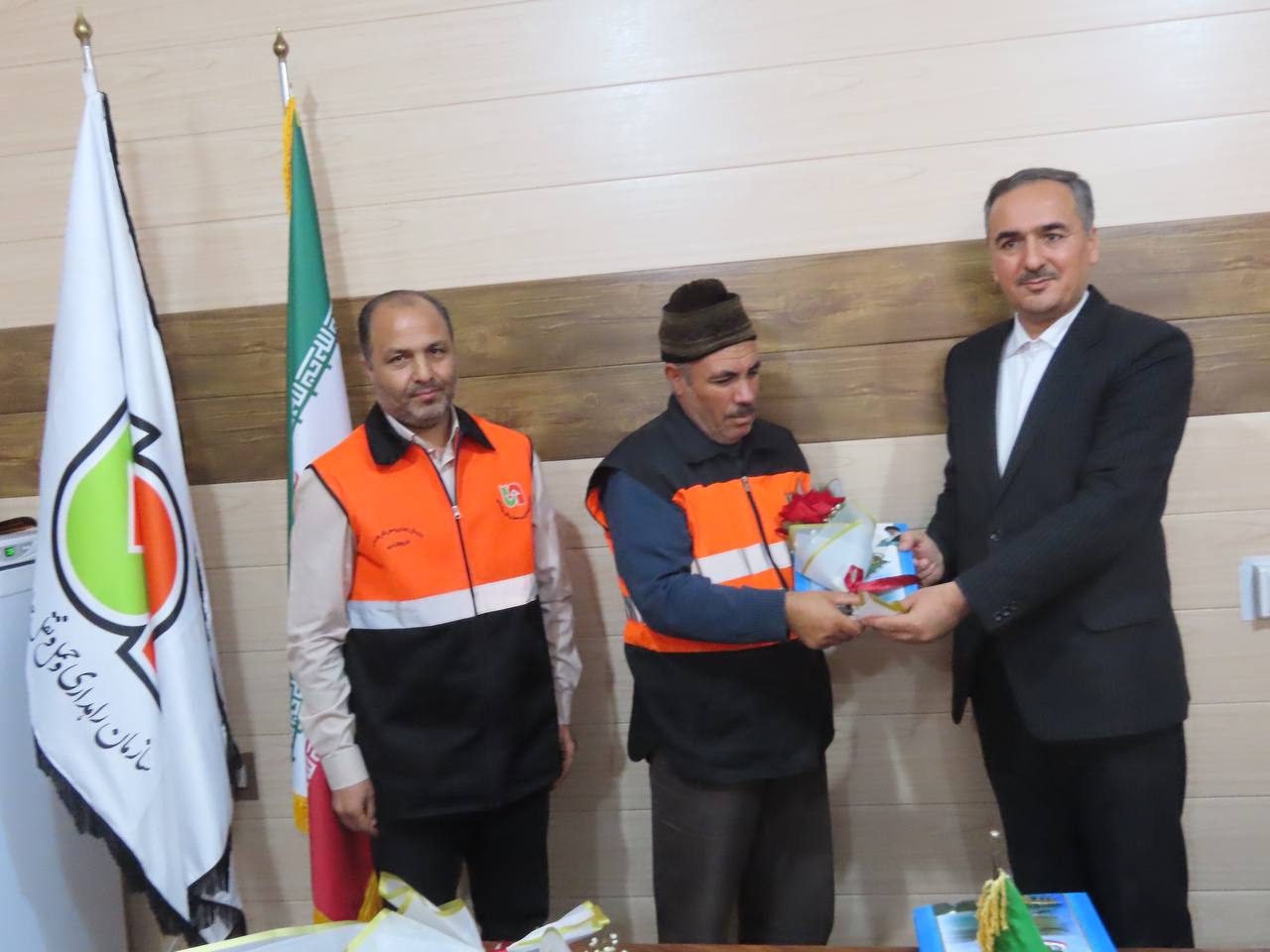 تجلیل فرماندار از راهداران شهرستان چایپاره