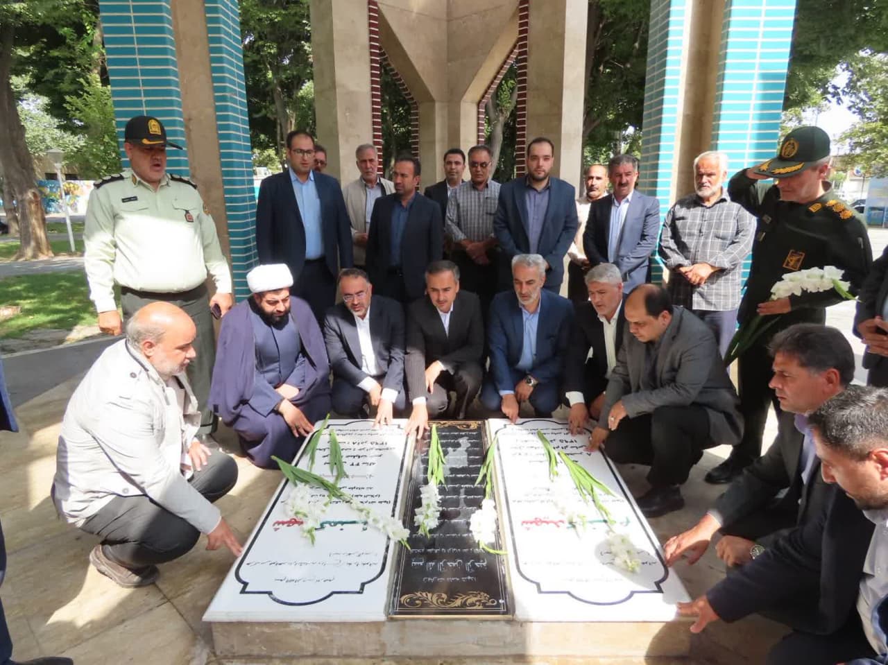 ادای احترام سرپرست معاونت سیاسی و اجتماعی استانداری آذربایجانغربی به مقام شامخ شهدای شهرستان چایپاره