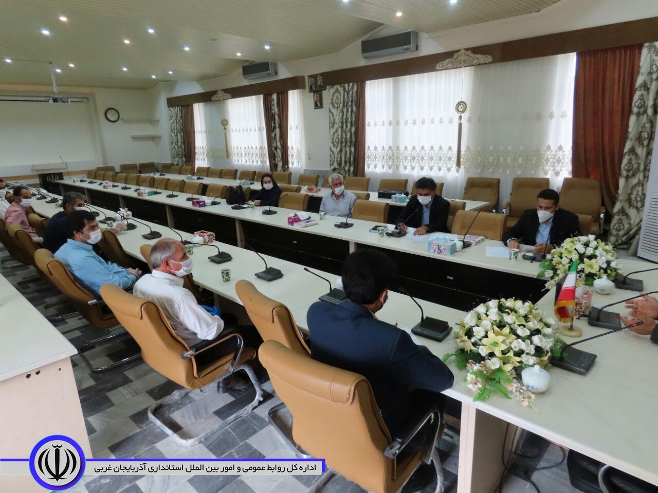 جلسه نظارت بر اجرای پروتکل های بهداشتی در جایگاههای سوخت در شهرستان چایپاره برگزار شد.