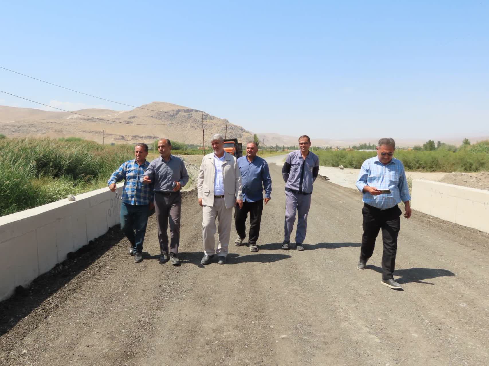 بازدید فرماندار چایپاره از عملیات آسفالت ریزی پل روستای بادکی شهرستان