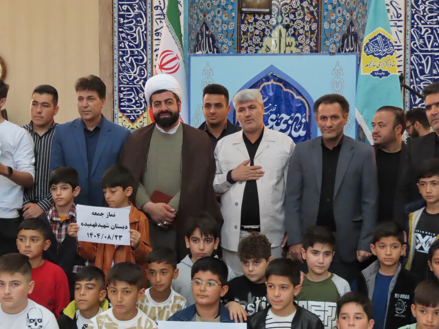 حضور جمعی از دانش آموزان مدارس در نماز عبادی سیاسی جمعه