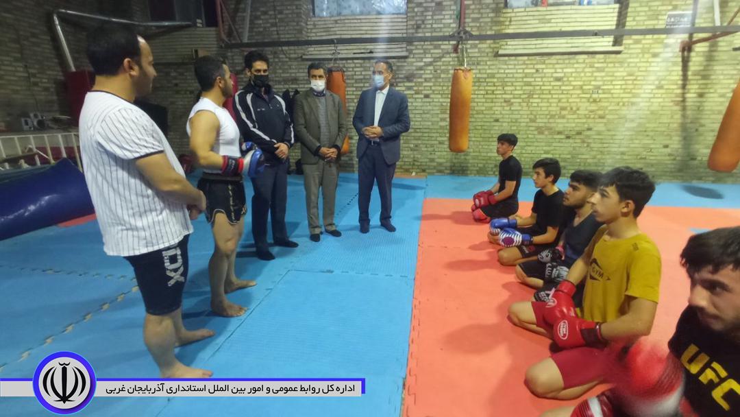 فرماندار شهرستان با حضور در سالن ورزشی رزمی از تمرینات کیک بوکسینگ و دفاع شخصی بازدید کرد.