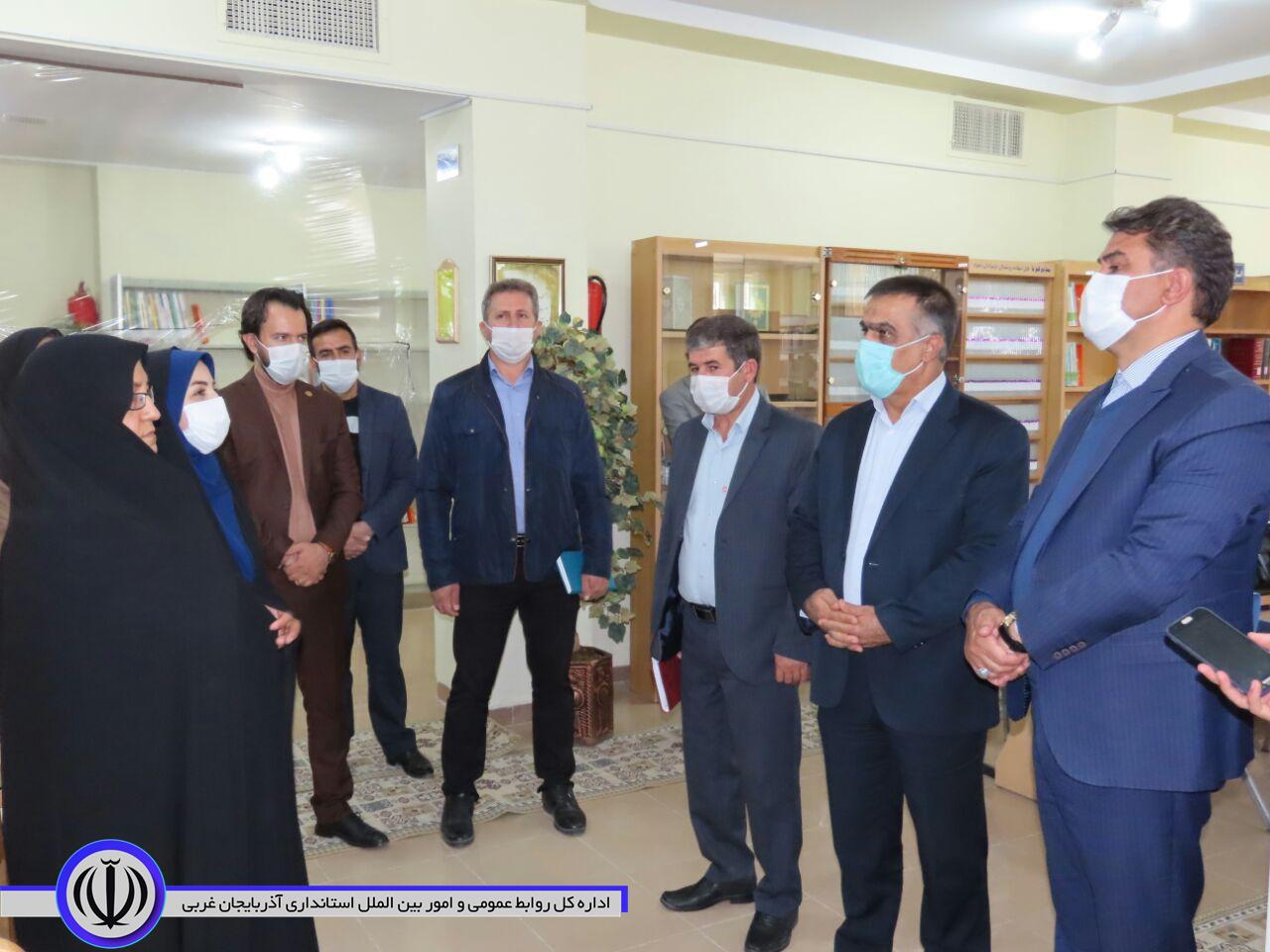 حضور محمدی ایروانلو فرماندار شهرستان چایپاره ونماینده مردم خوی وچایپاره در مجلس شورای اسلامی از کتابخانه عمومی شهید مفتح شهرستان چایپاره