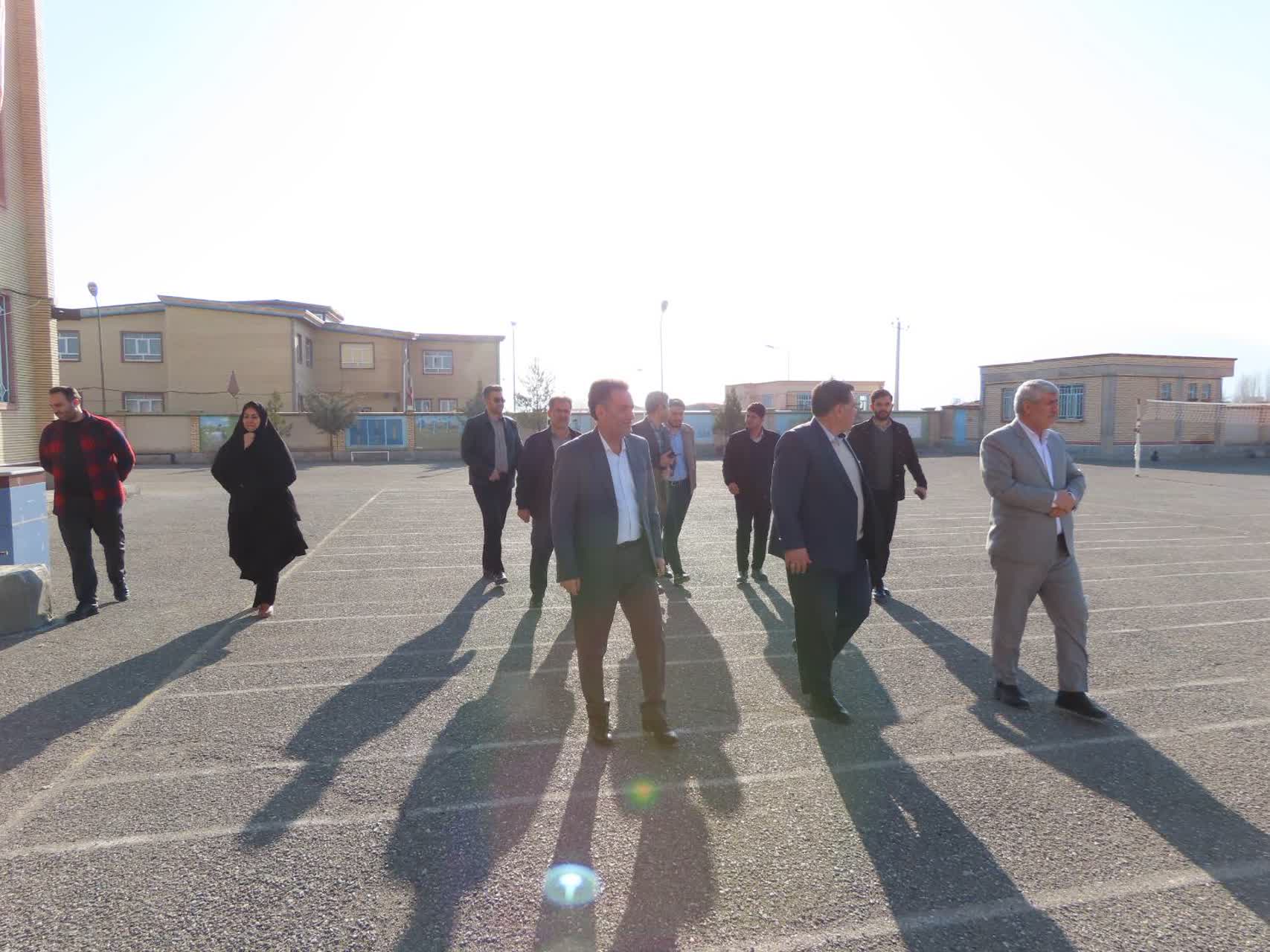 بازدید فرماندار چایپاره از دبیرستان دخترانه معرفت