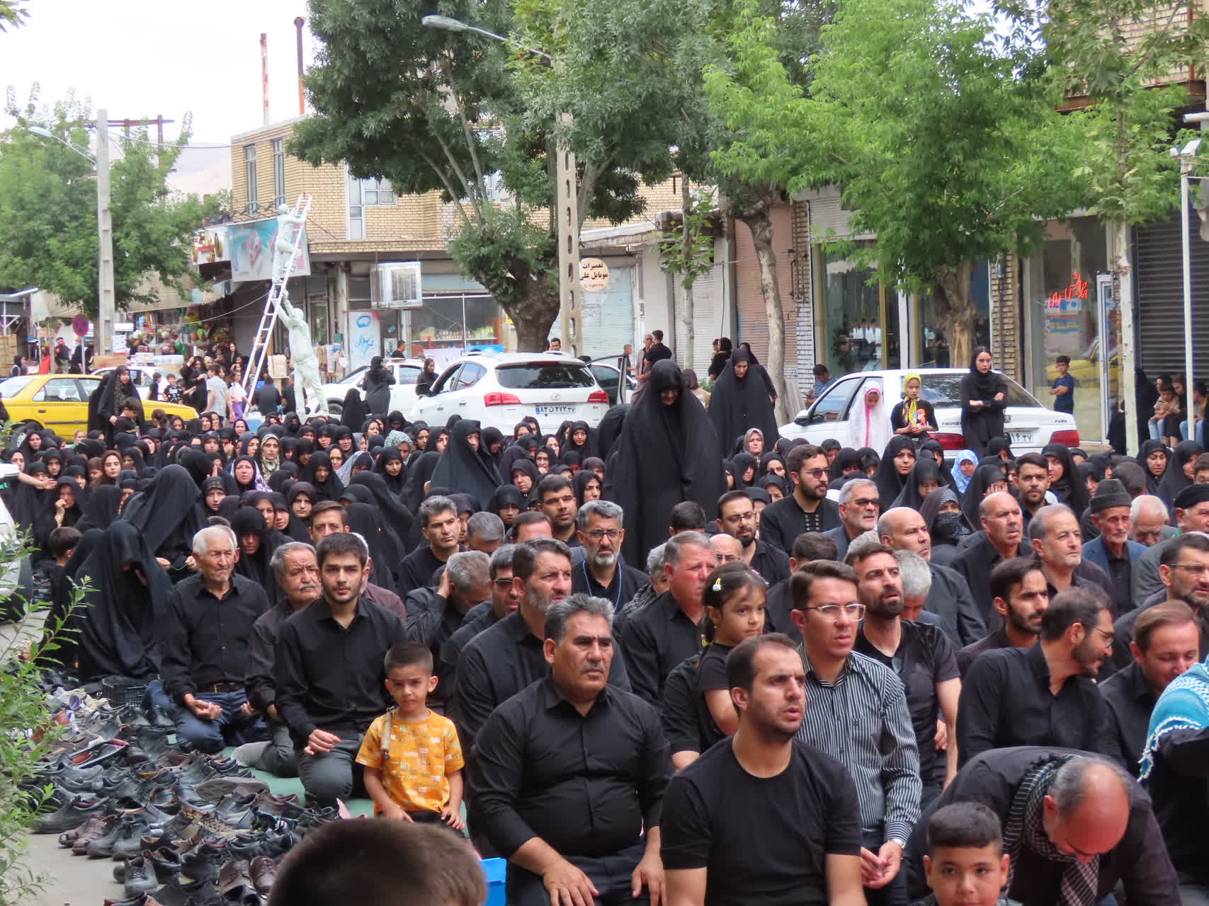 اقامه نماز ظهر عاشورا