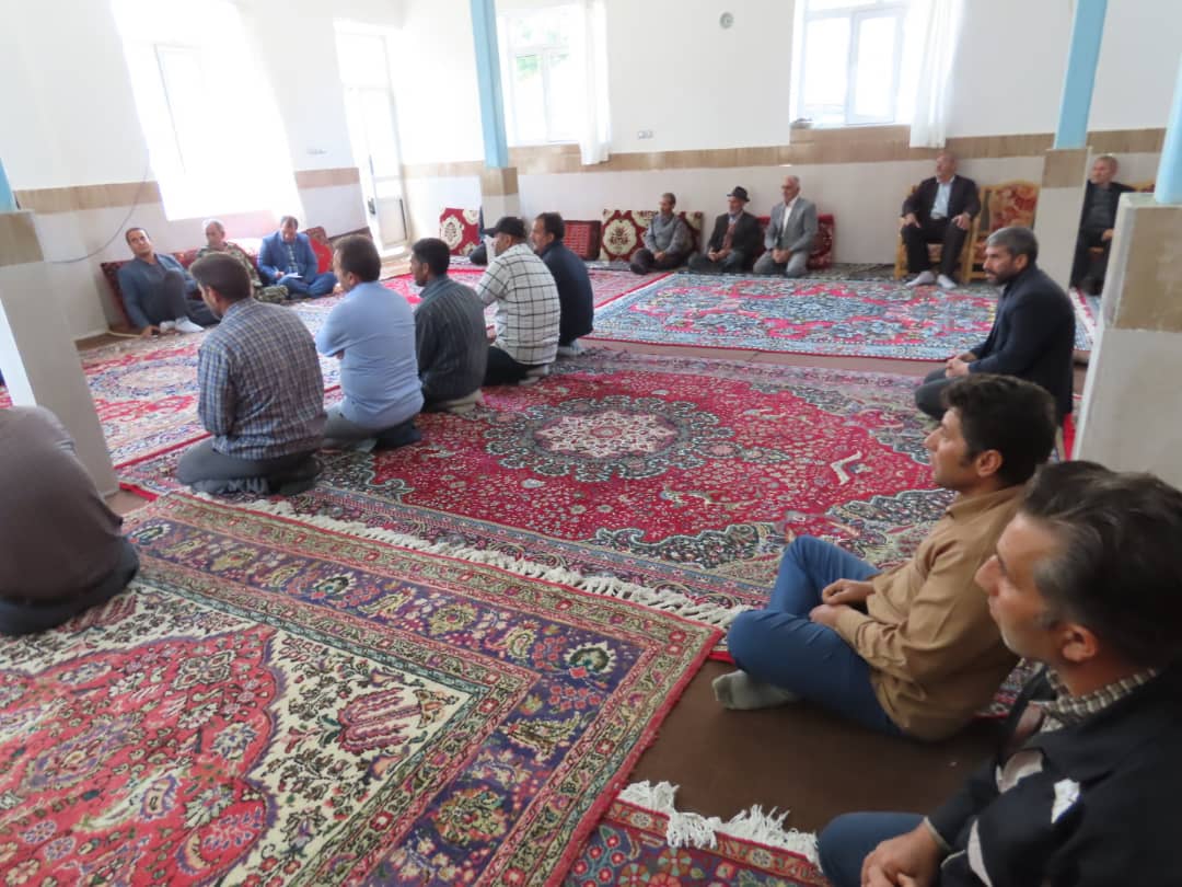 فرماندار شهرستان چایپاره از روستای حسین آباد دوزن بازدید و با مردم شریف آن روستا دیدار نمود.