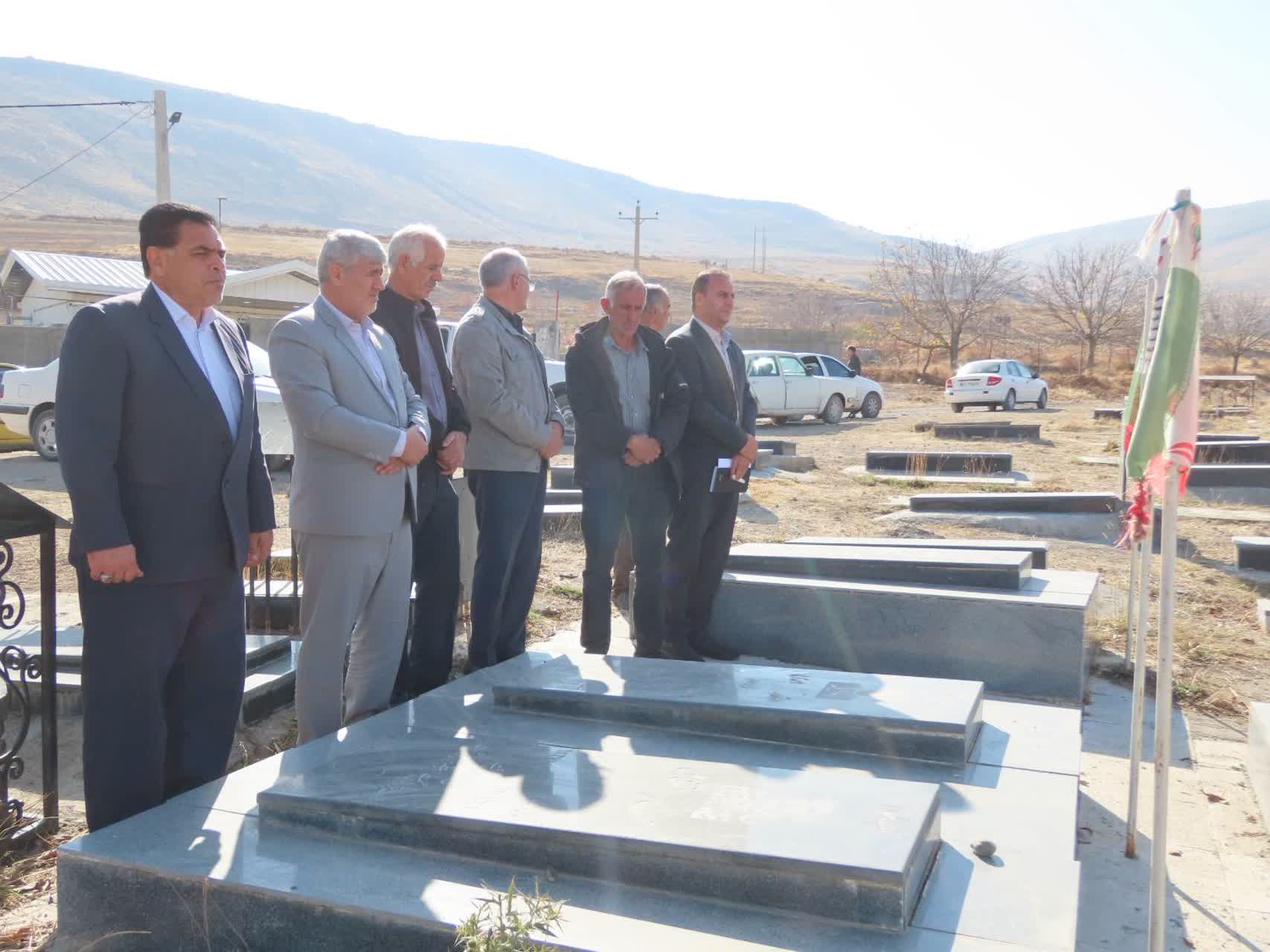 ادای احترام فرماندار شهرستان چایپاره به مقام شامخ شهدای روستای چیرکندی