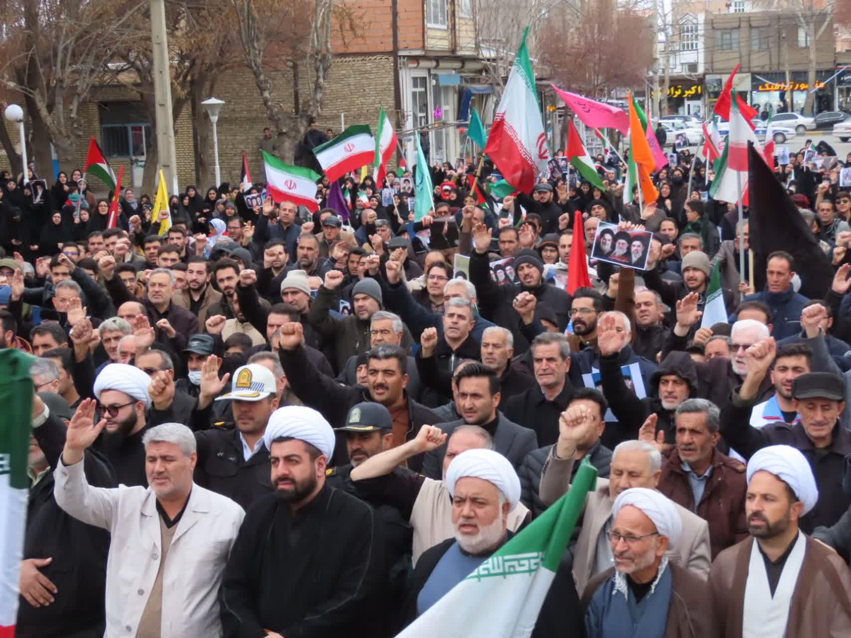 طنین انداز شدن شعار "لبیک یا خامنه‌ای" در چایپاره