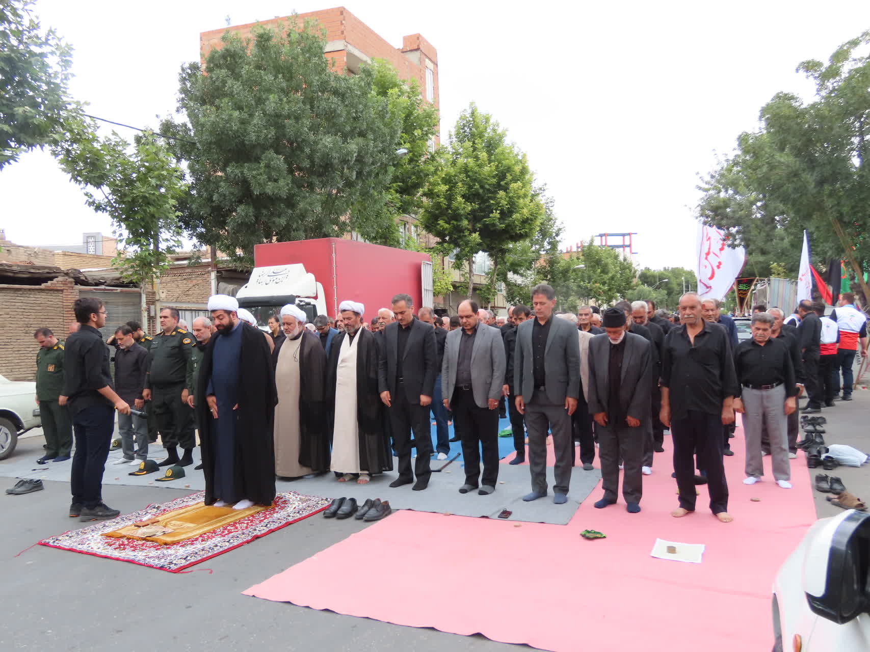 اقامه نماز ظهر عاشورا