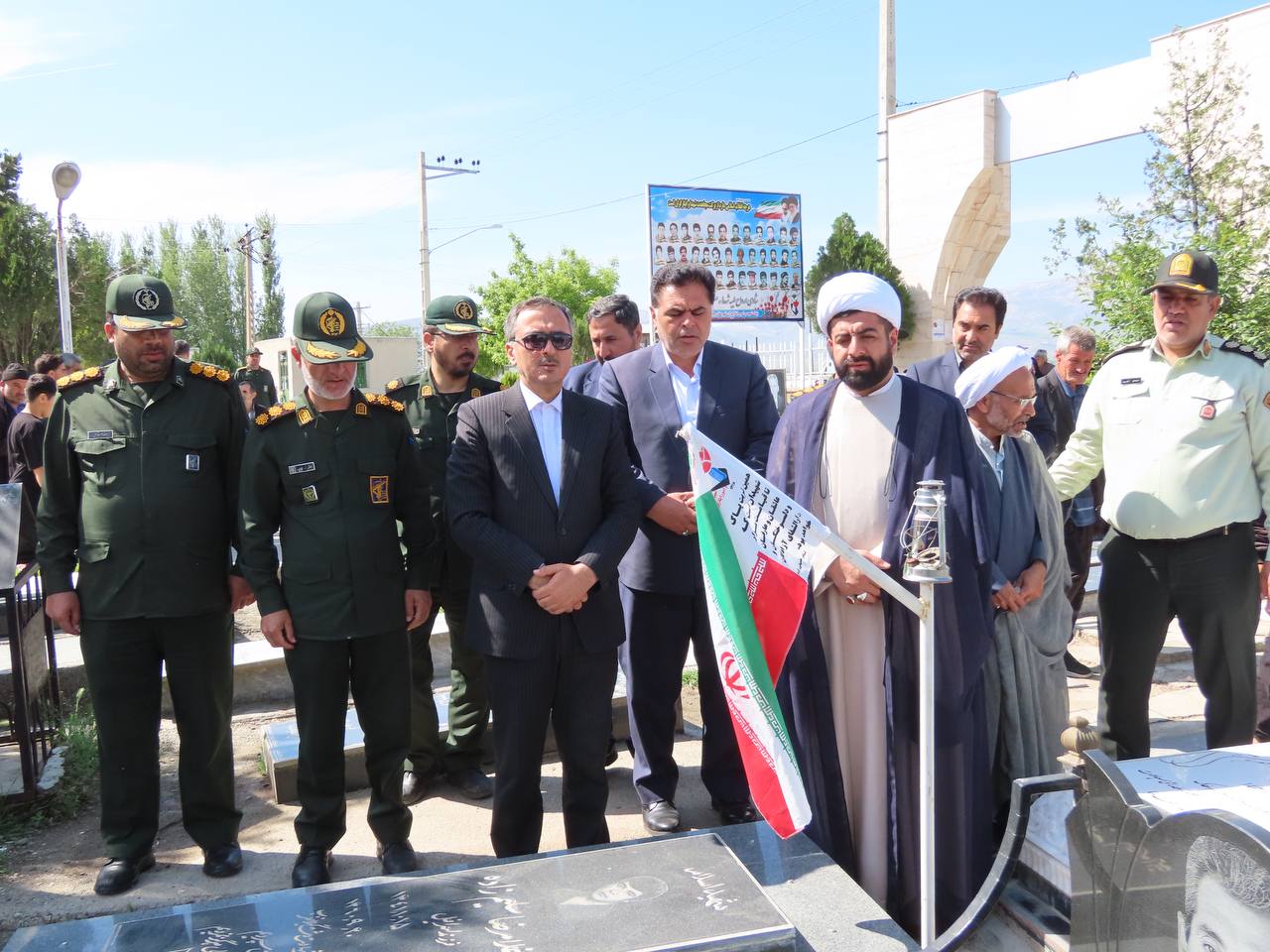 غبار روبی و عطرافشانی گلزار شهدای شهرستان چایپاره