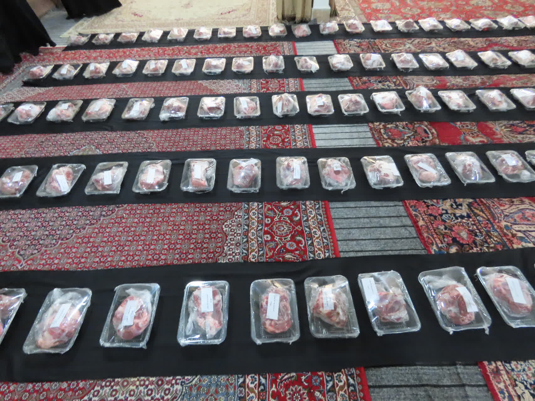 توزیع گوشت گرم به مناسبت روز بهزیستی با حضور فرماندار شهرستان چایپاره