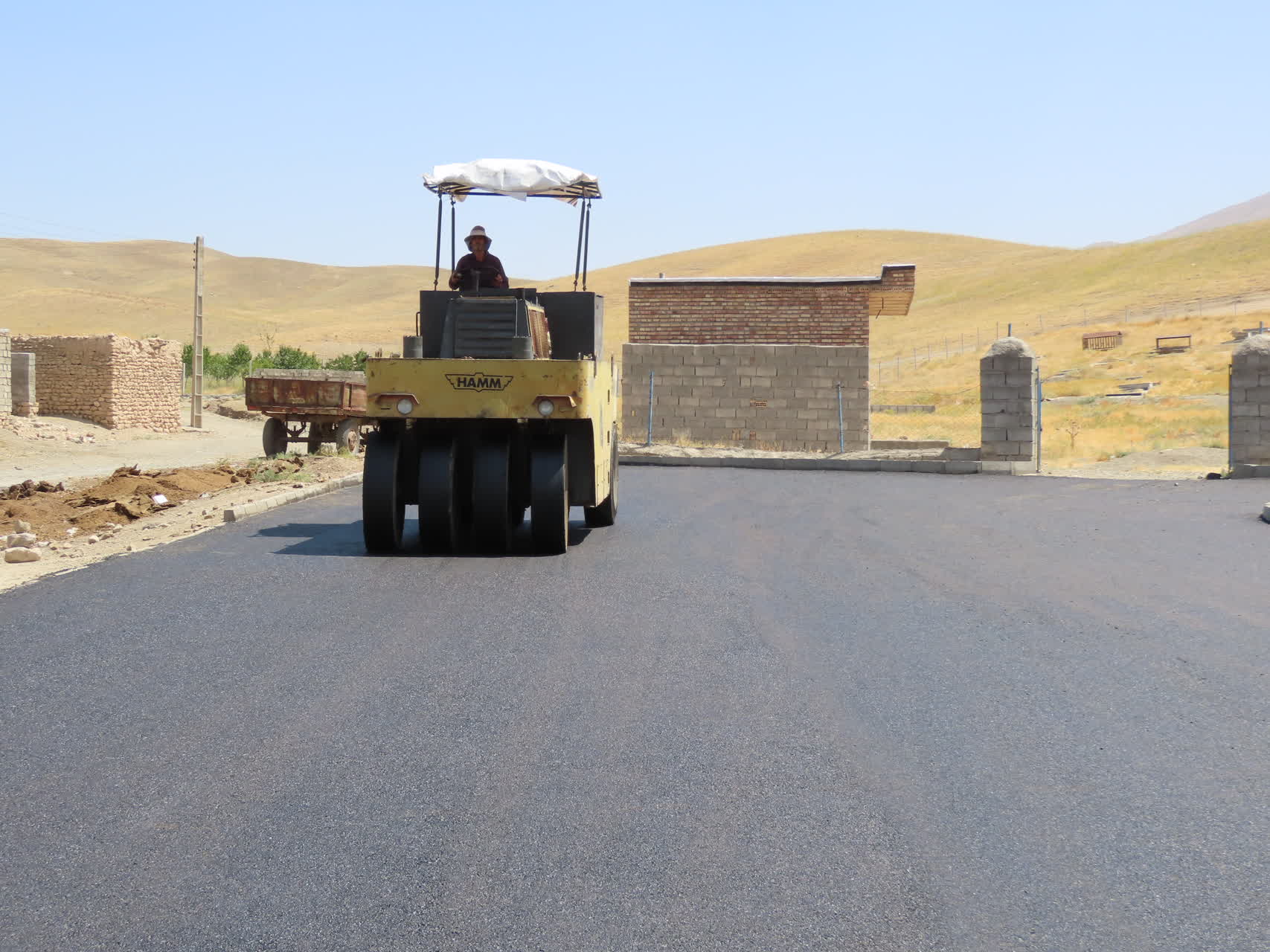 طرح عمرانی بهسازی و آسفالت معابر روستای قره کهریز آماده افتتاح شد