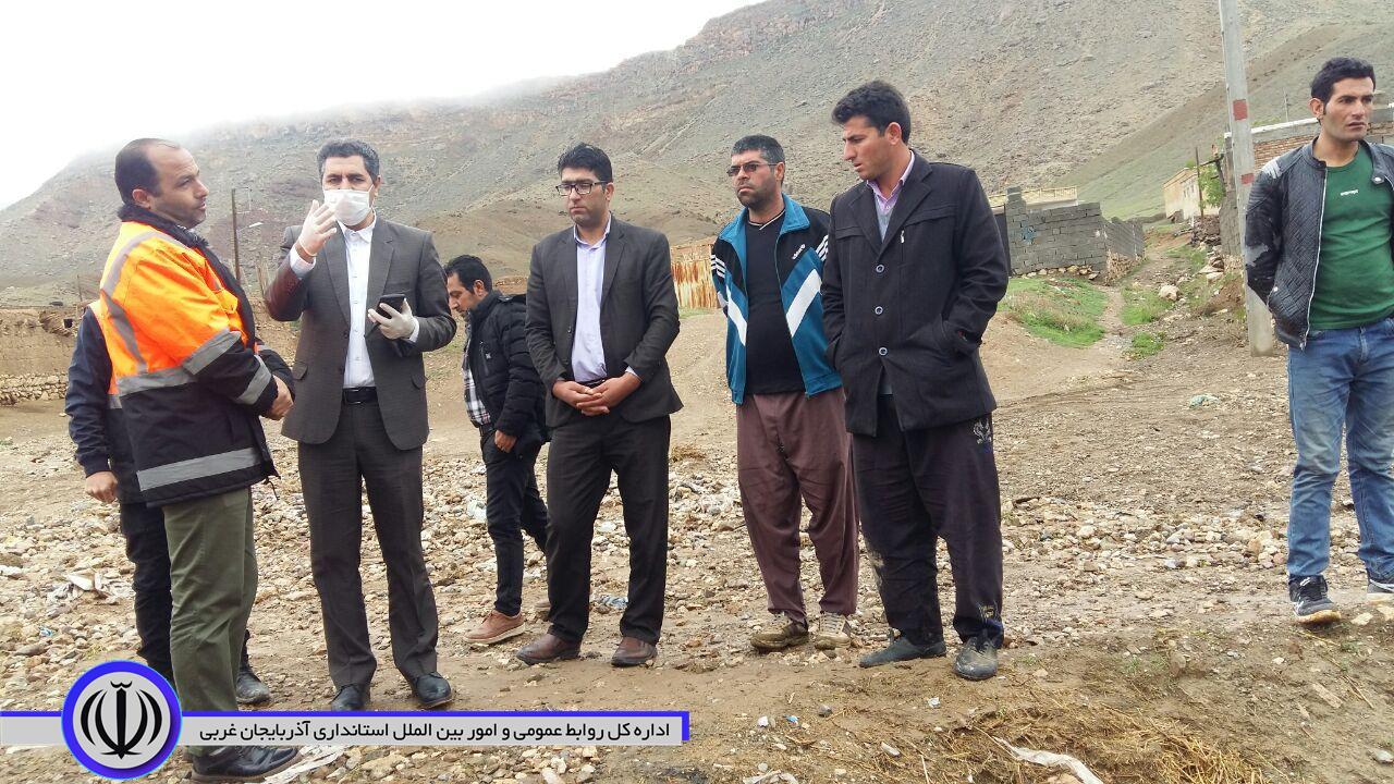 بازدید میدانی بخشدار بخش مرکزی به همراه رئیس اداره راهداری و حمل و نقل جاده ای و دهیار روستا از نقاط آسیب دیده روستای شوریک در پی جاری شدن سیلاب در این روستا