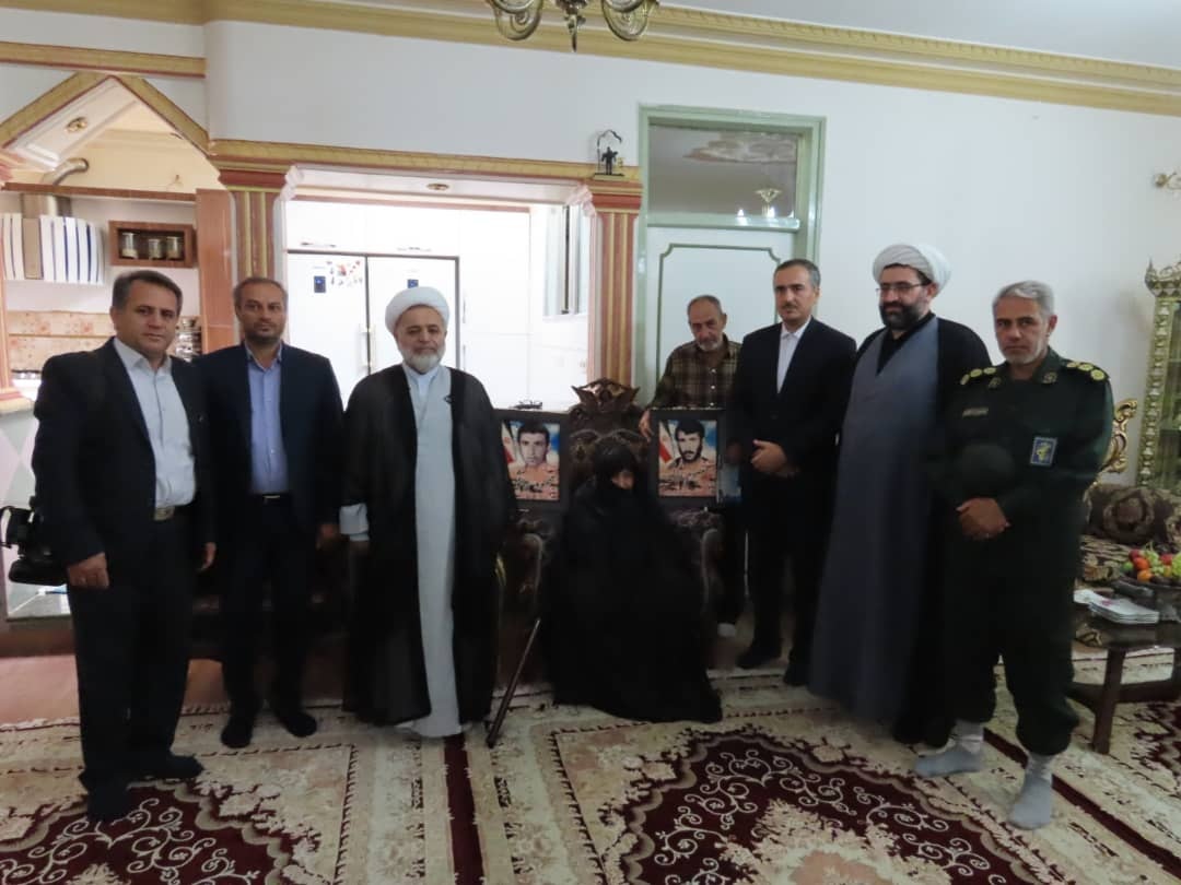 دیدار فرماندار شهرستان چایپاره با مادر شهیدان سرافراز راثی