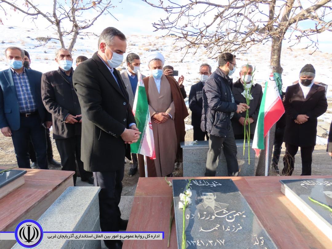 آیین غبار روبی مزار مطهر شهداء به مناسبت گرامیداشت دهه فجر و چهل و سومین سالروز پیروزی انقلاب شکوهمند اسلامی برگزار شد.