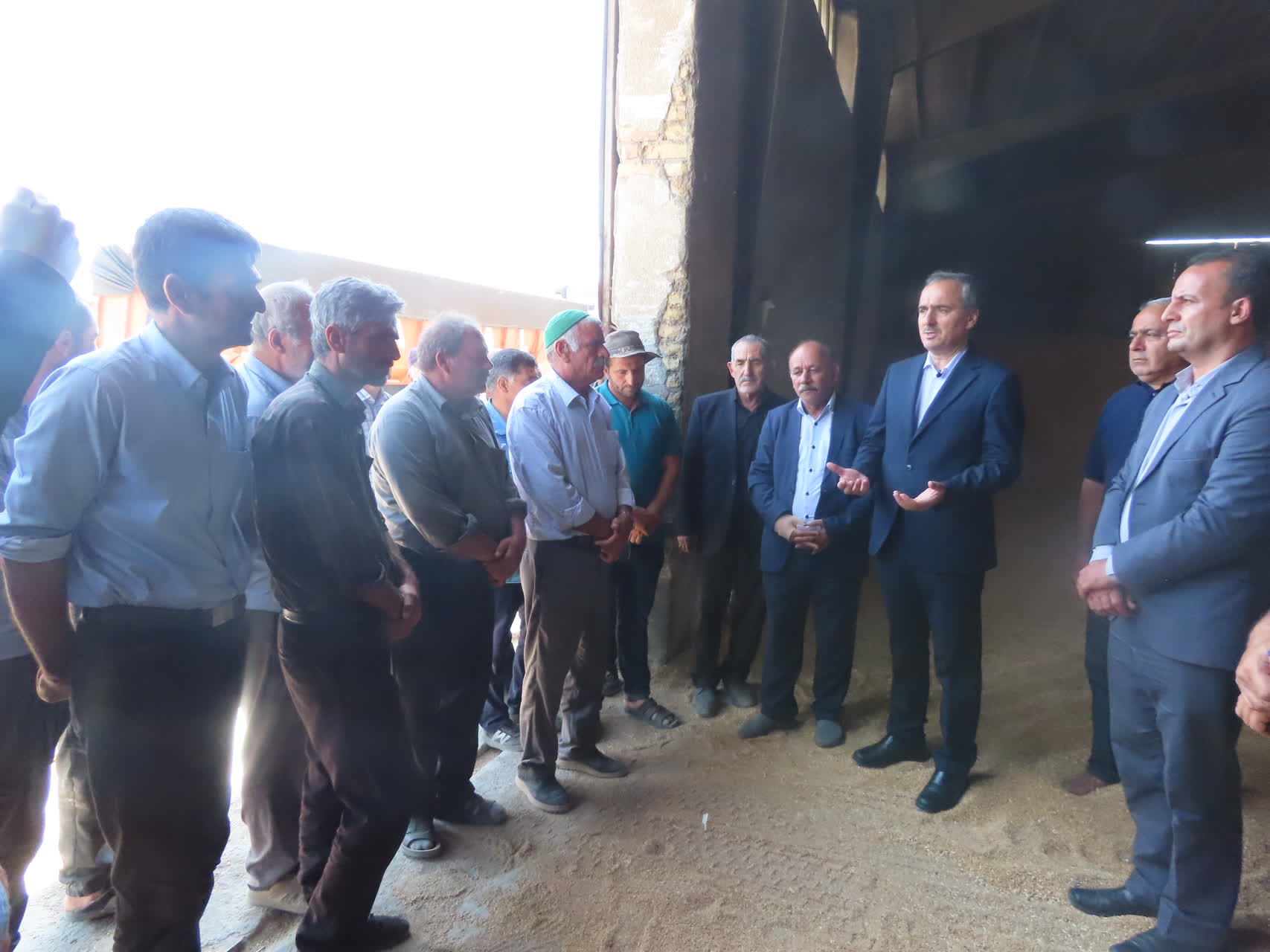 بازدید میدانی فرماندار از مرکز خرید گندم در شهرستان چایپاره